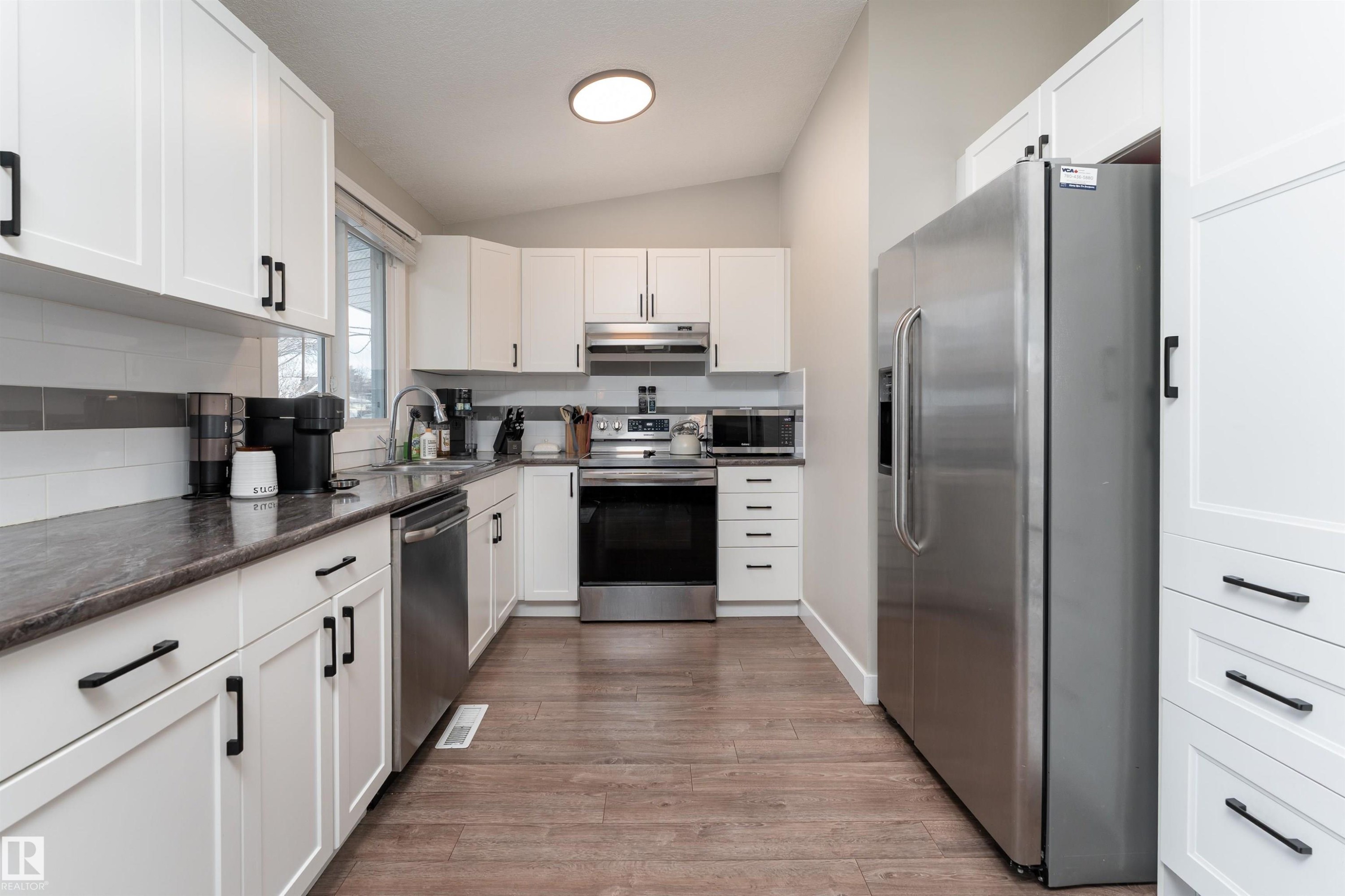 73 Grosvenor Boulevard, St. Albert, AB - Indoor Photo Showing Kitchen With Stainless Steel Kitchen