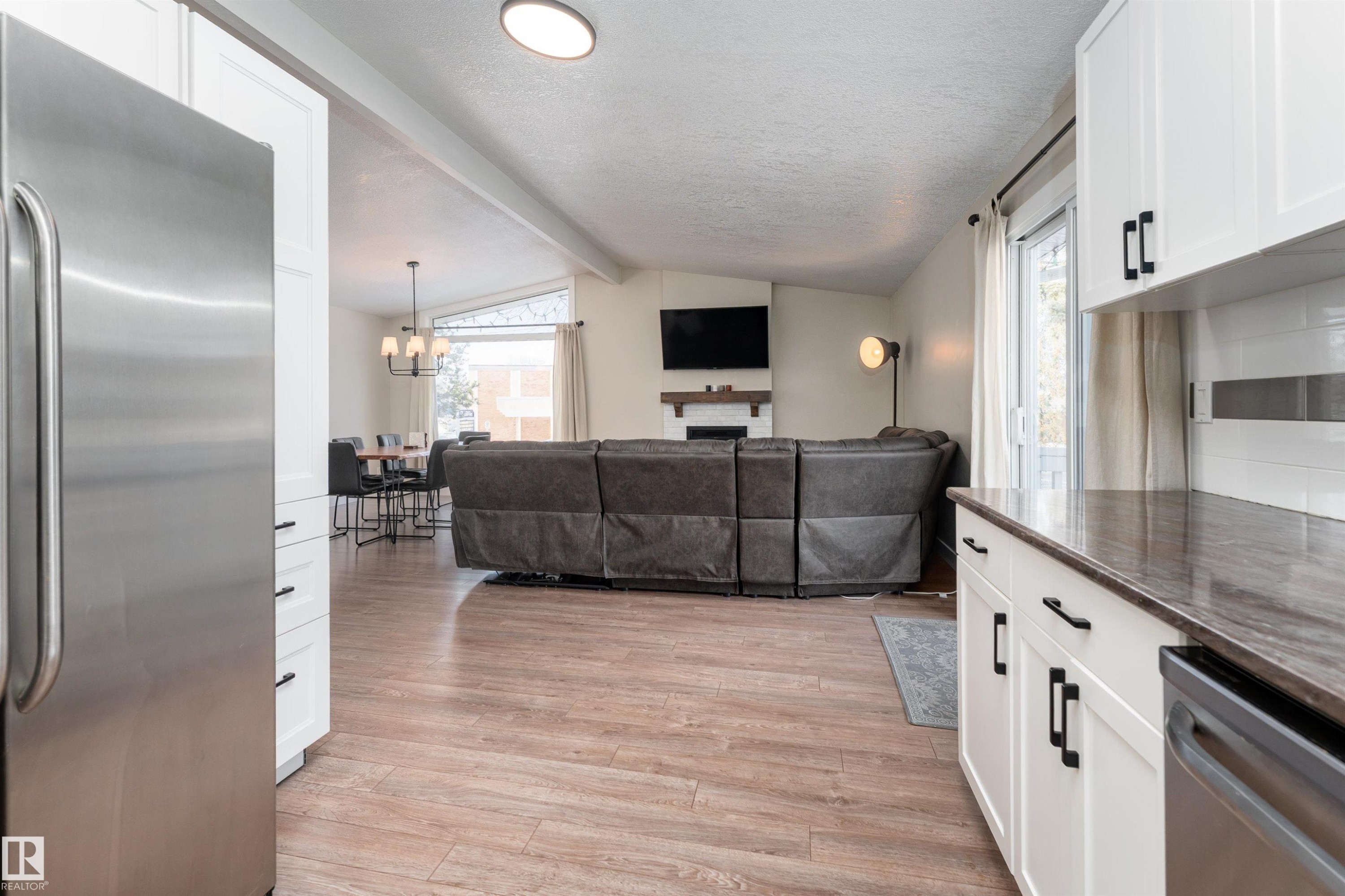 73 Grosvenor Boulevard, St. Albert, AB - Indoor Photo Showing Kitchen