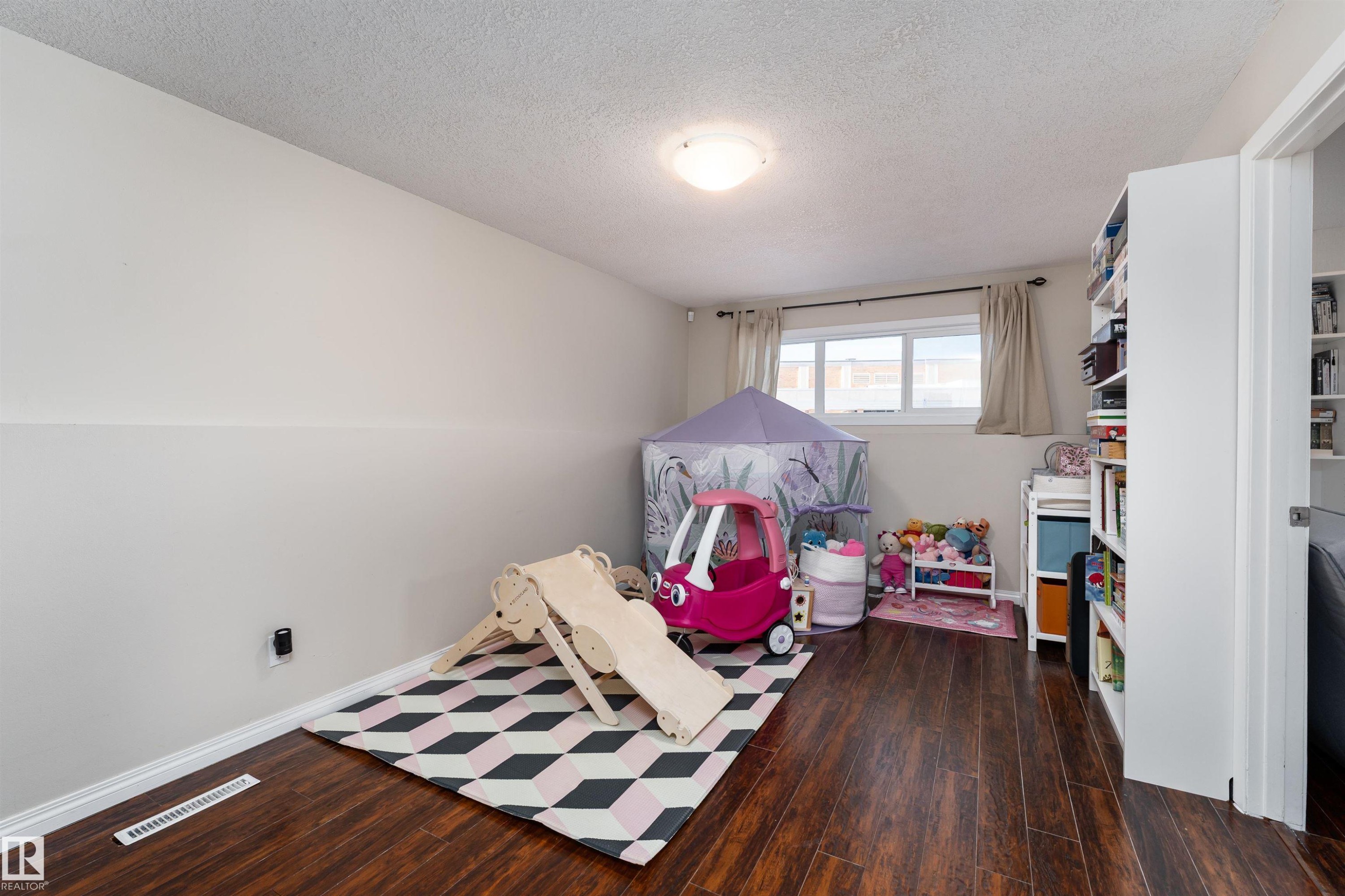 73 Grosvenor Boulevard, St. Albert, AB - Indoor Photo Showing Bedroom