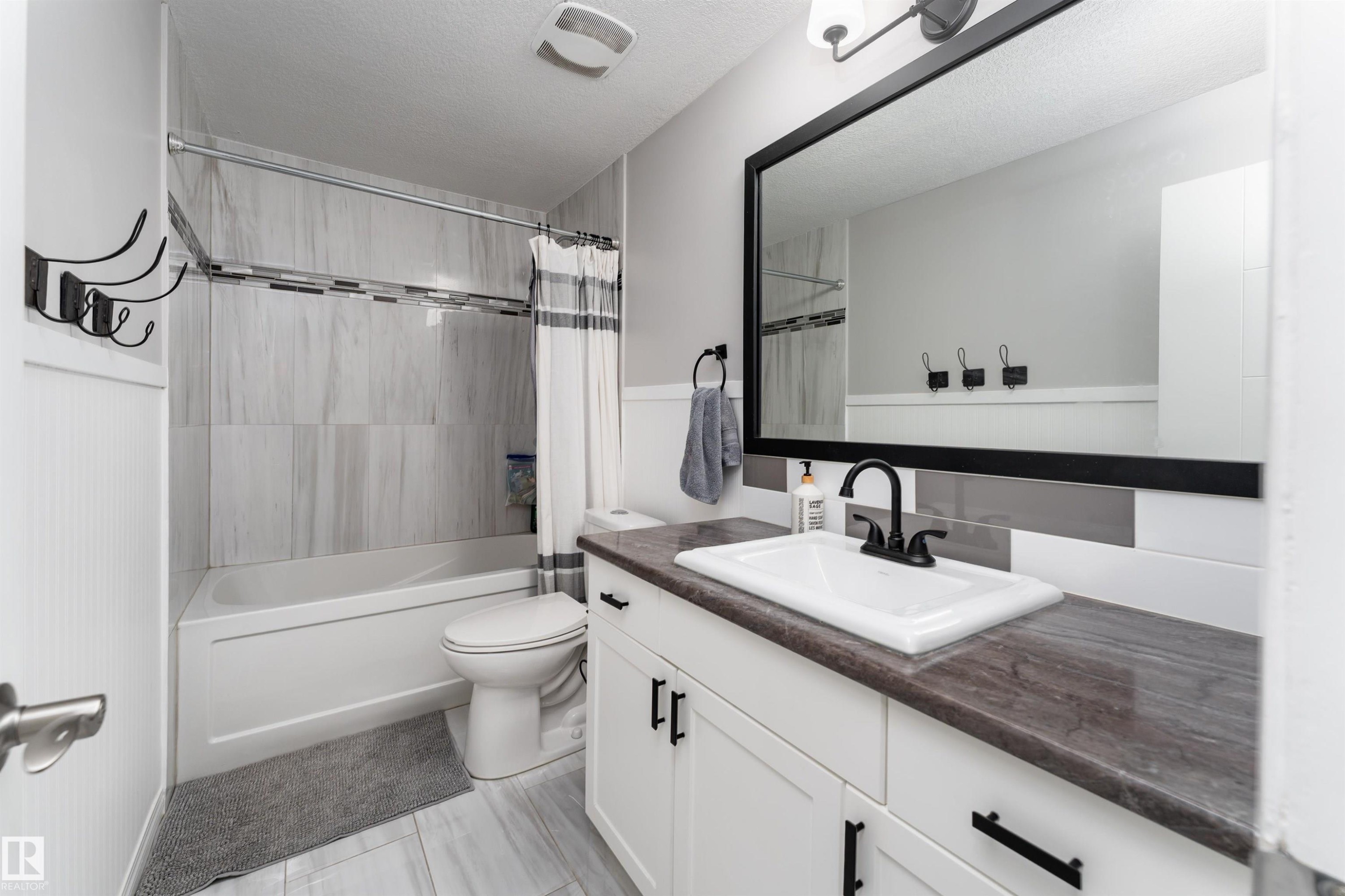 73 Grosvenor Boulevard, St. Albert, AB - Indoor Photo Showing Bathroom