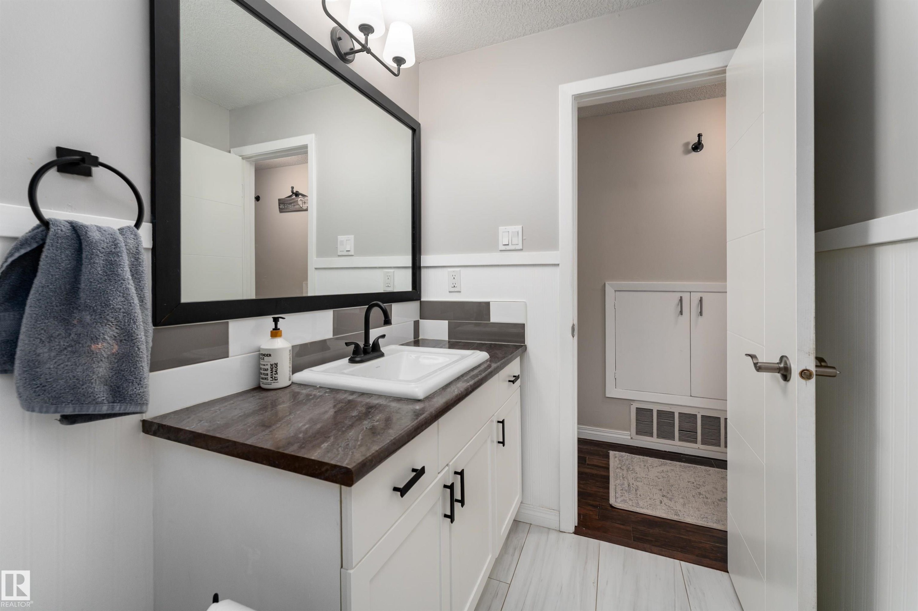 73 Grosvenor Boulevard, St. Albert, AB - Indoor Photo Showing Bathroom