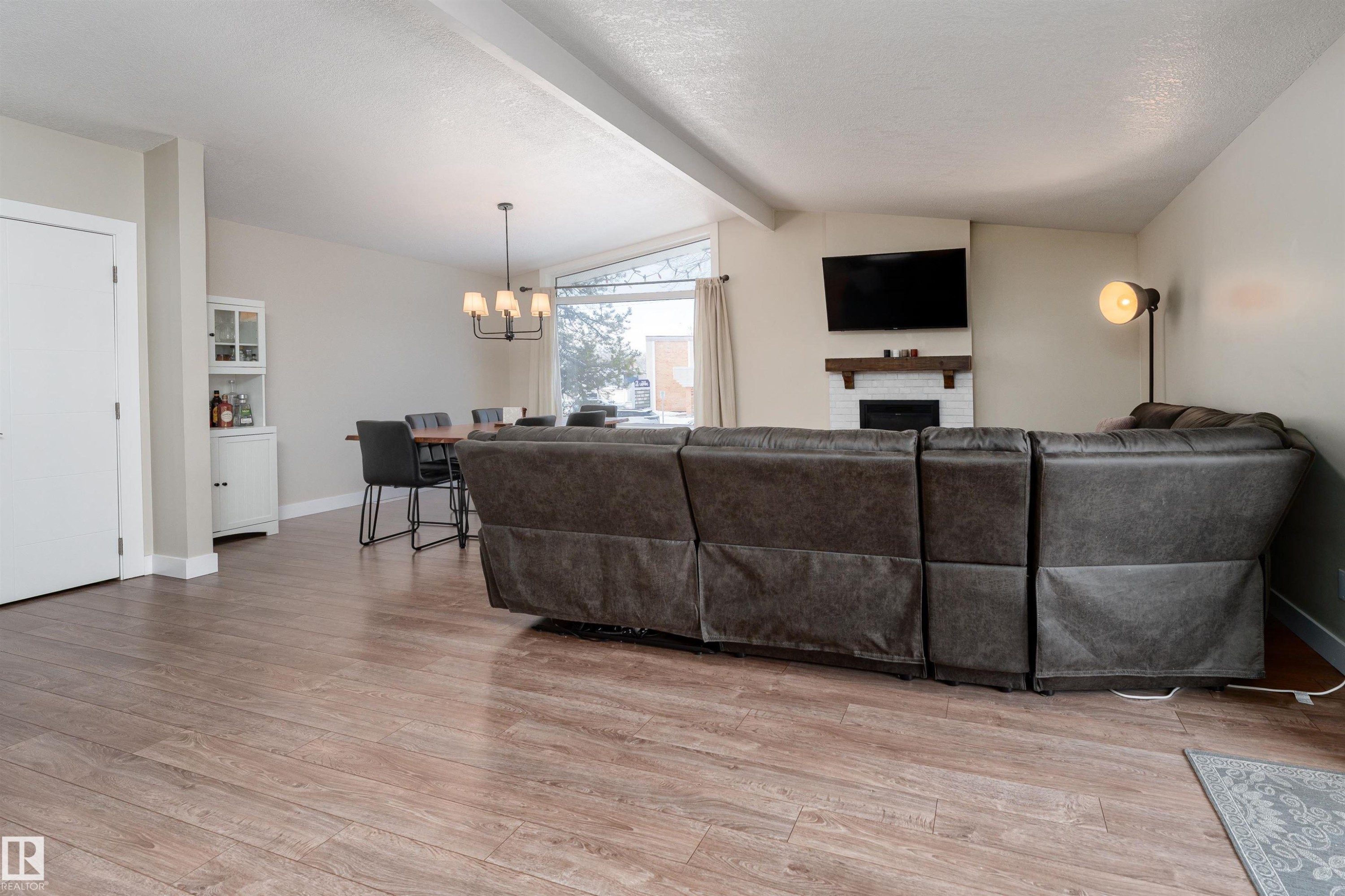73 Grosvenor Boulevard, St. Albert, AB - Indoor Photo Showing Living Room