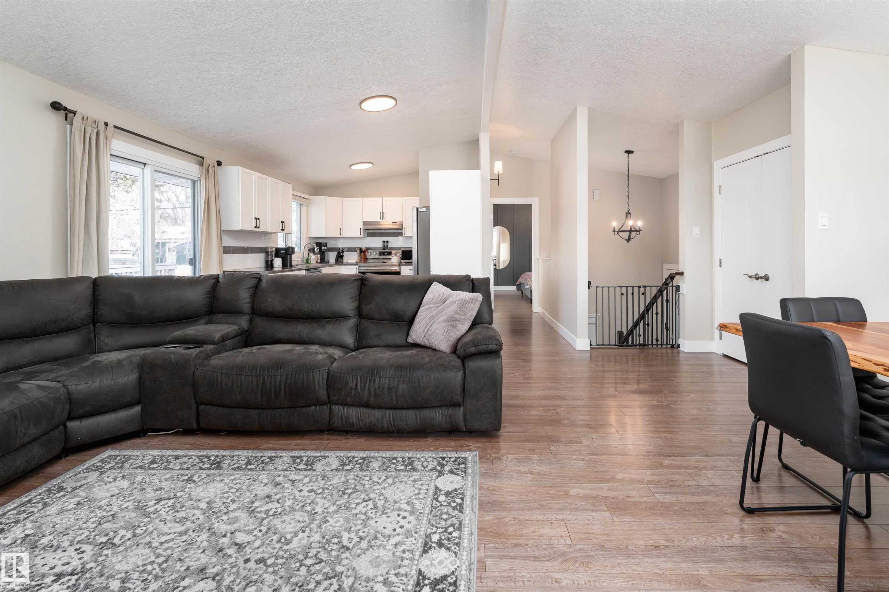 73 Grosvenor Boulevard, St. Albert, AB - Indoor Photo Showing Living Room