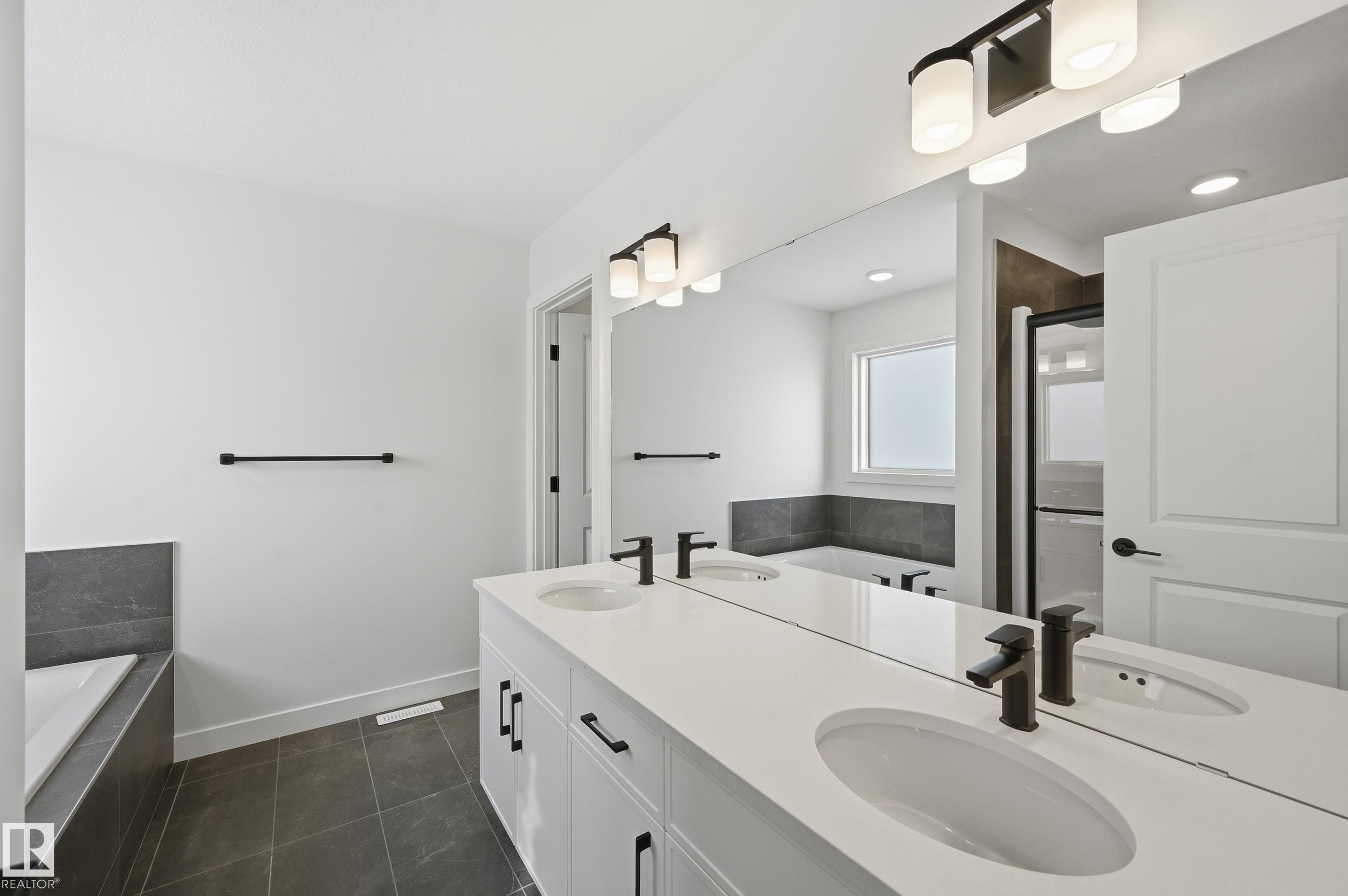15 Gable Common, Spruce Grove, AB - Indoor Photo Showing Bathroom