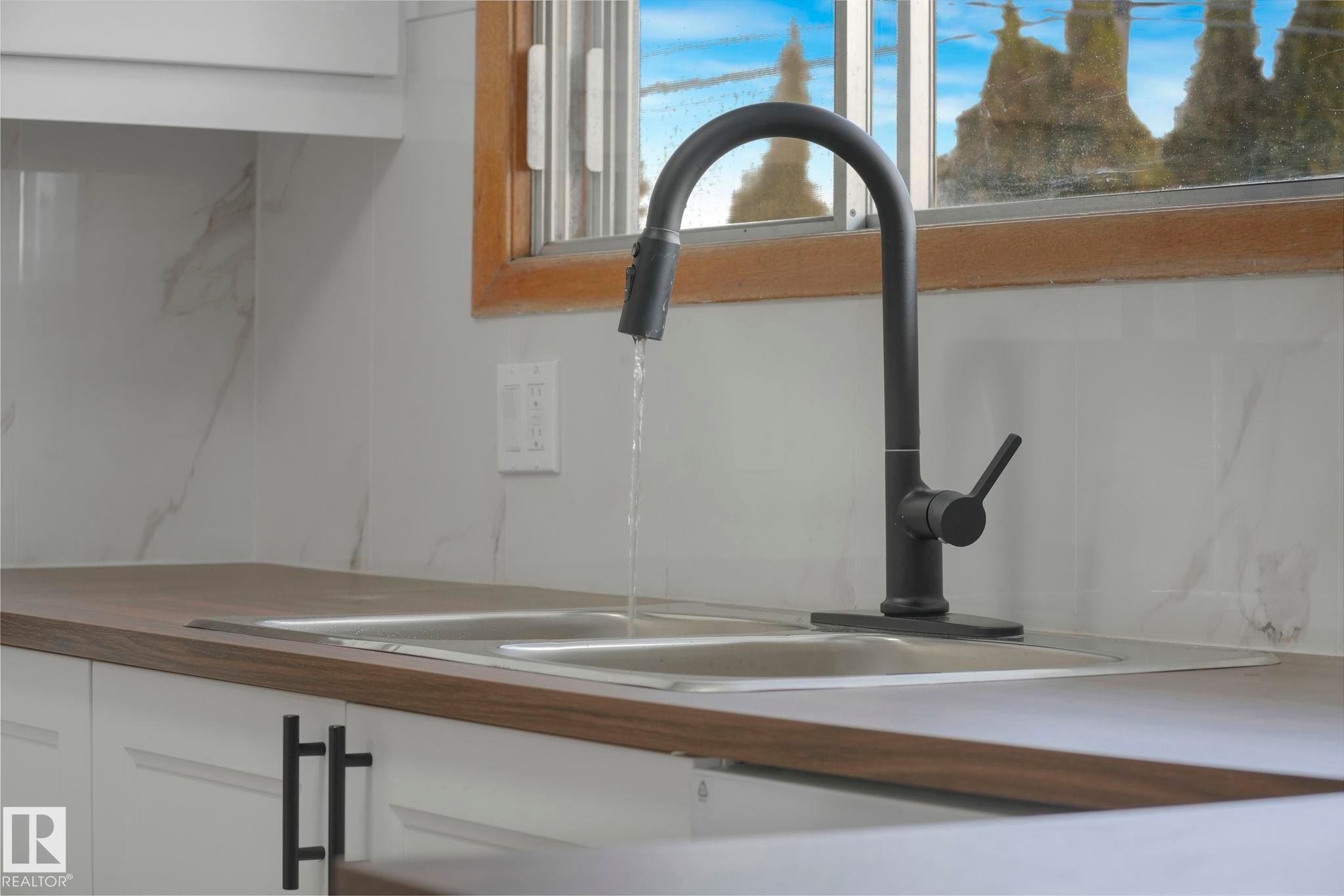 Kitchen view of white cabinets and a sink - 6007 95 Avenue, Edmonton, AB - Indoor Photo Showing Kitchen