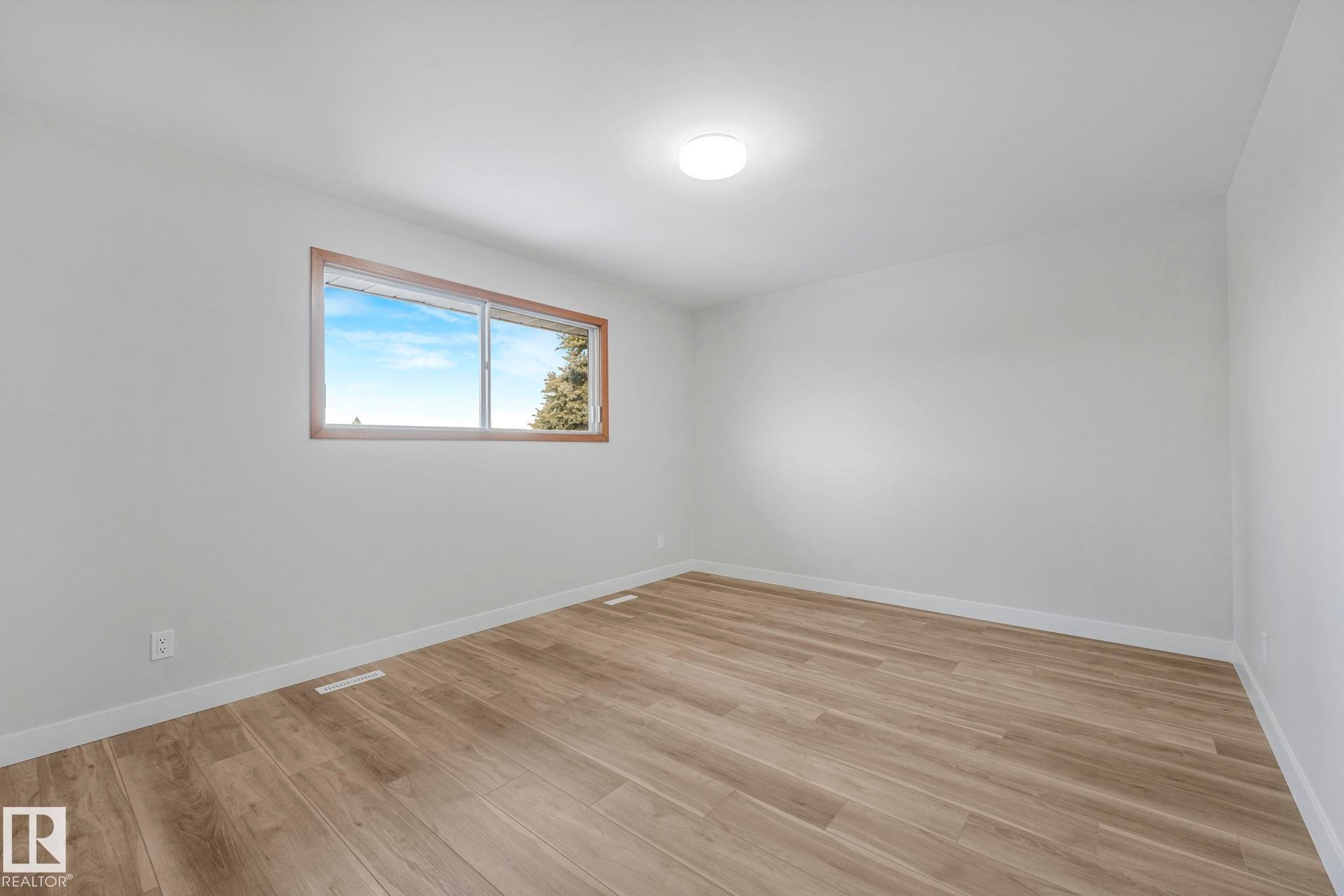 Empty room featuring light wood finished floors - 6007 95 Avenue, Edmonton, AB - Indoor Photo Showing Other Room