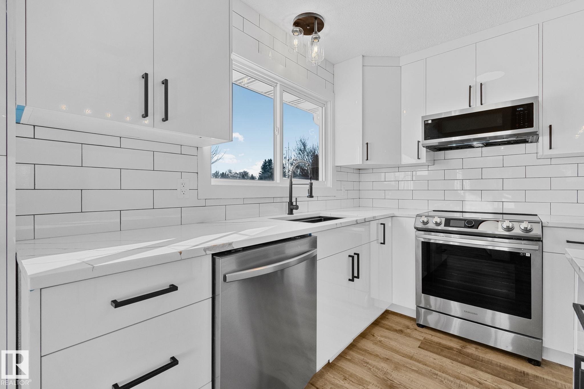 16 Larose Drive, St. Albert, AB - Indoor Photo Showing Kitchen With Stainless Steel Kitchen With Upgraded Kitchen