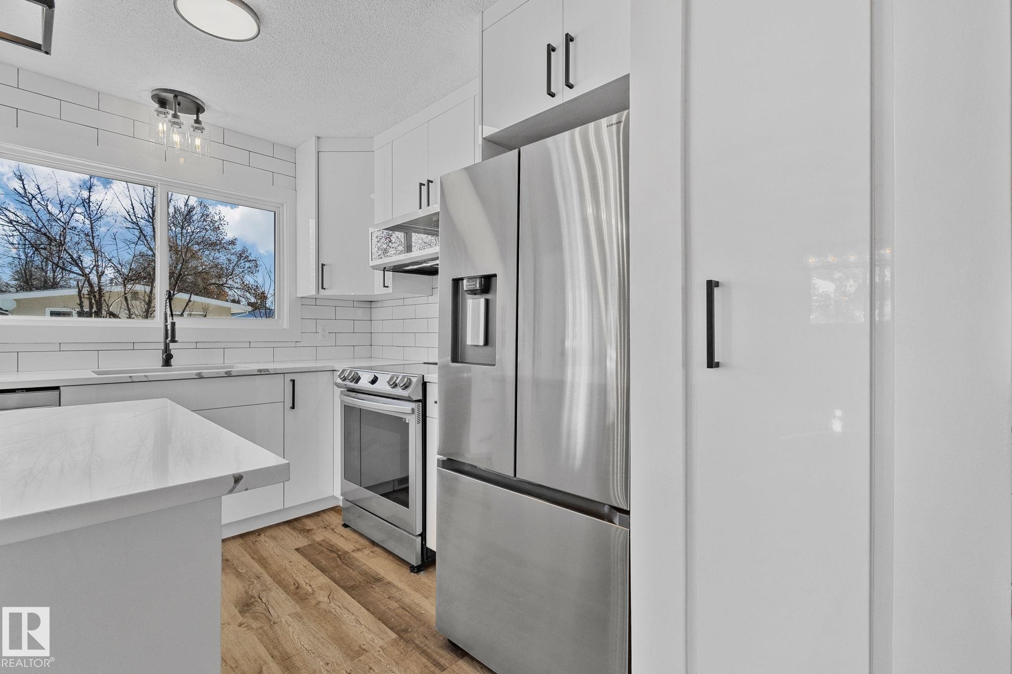 16 Larose Drive, St. Albert, AB - Indoor Photo Showing Kitchen With Stainless Steel Kitchen With Upgraded Kitchen