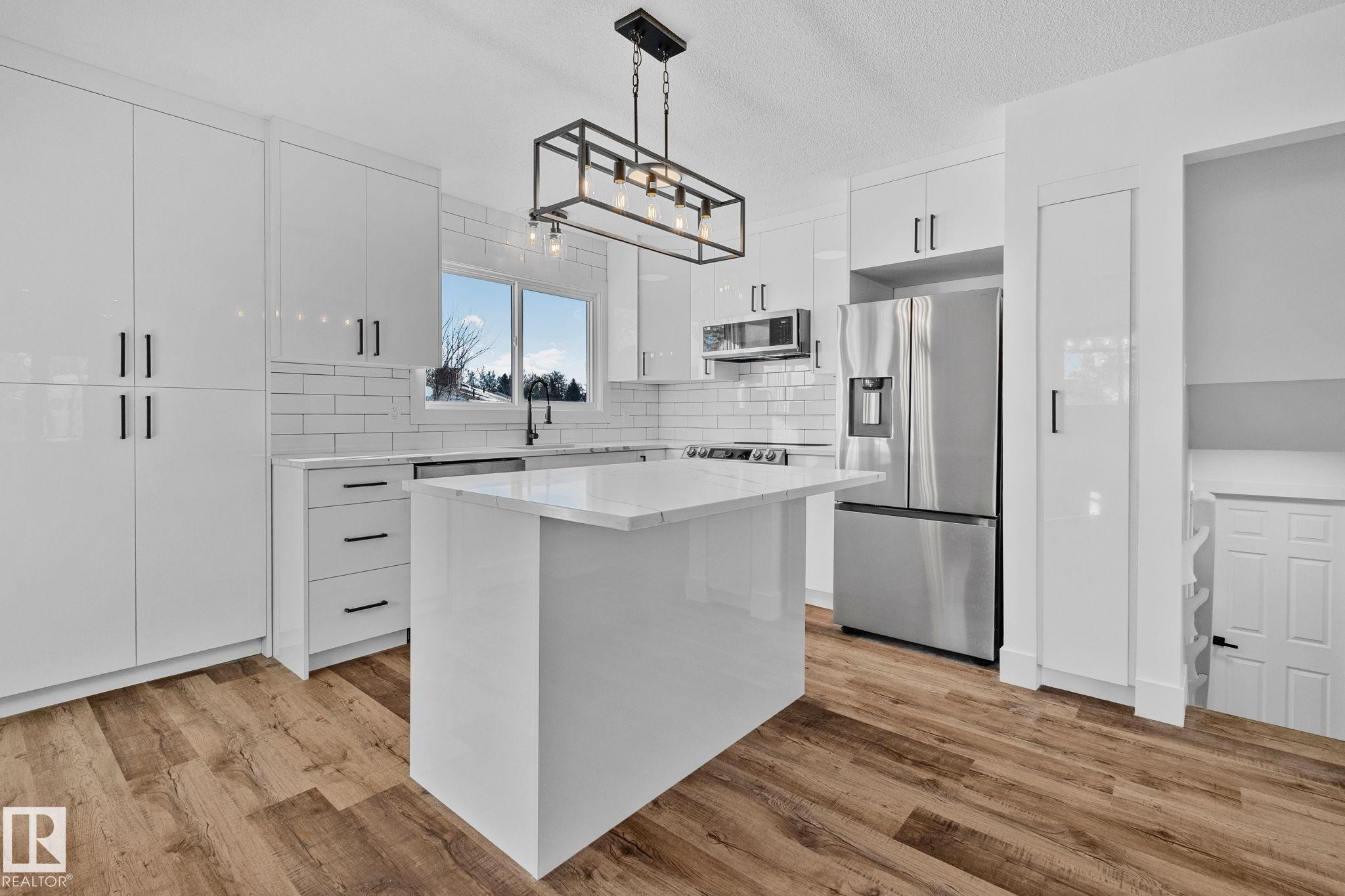 16 Larose Drive, St. Albert, AB - Indoor Photo Showing Kitchen With Stainless Steel Kitchen With Upgraded Kitchen