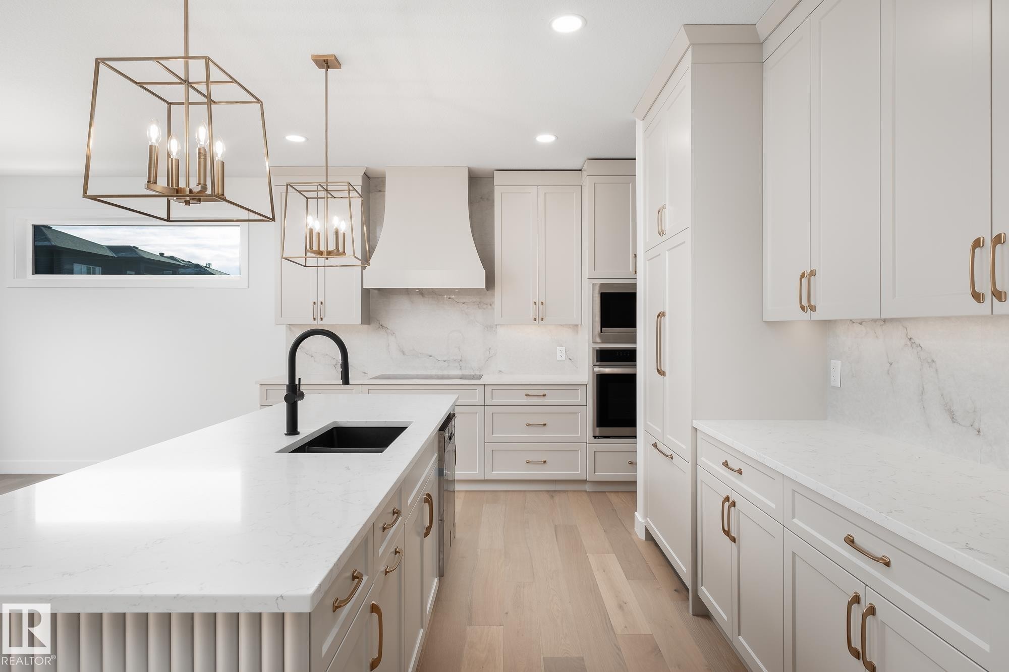 6884 Knox Loop Sw, Edmonton, AB - Indoor Photo Showing Kitchen With Upgraded Kitchen