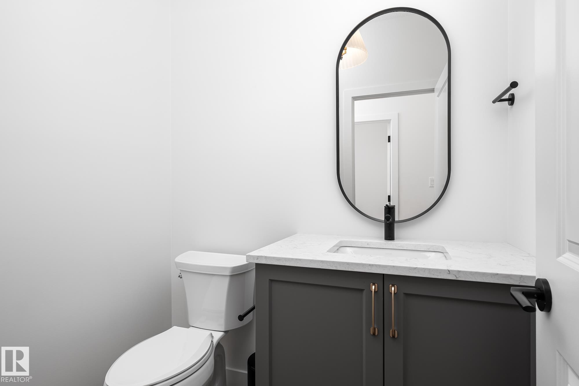 6884 Knox Loop Sw, Edmonton, AB - Indoor Photo Showing Bathroom