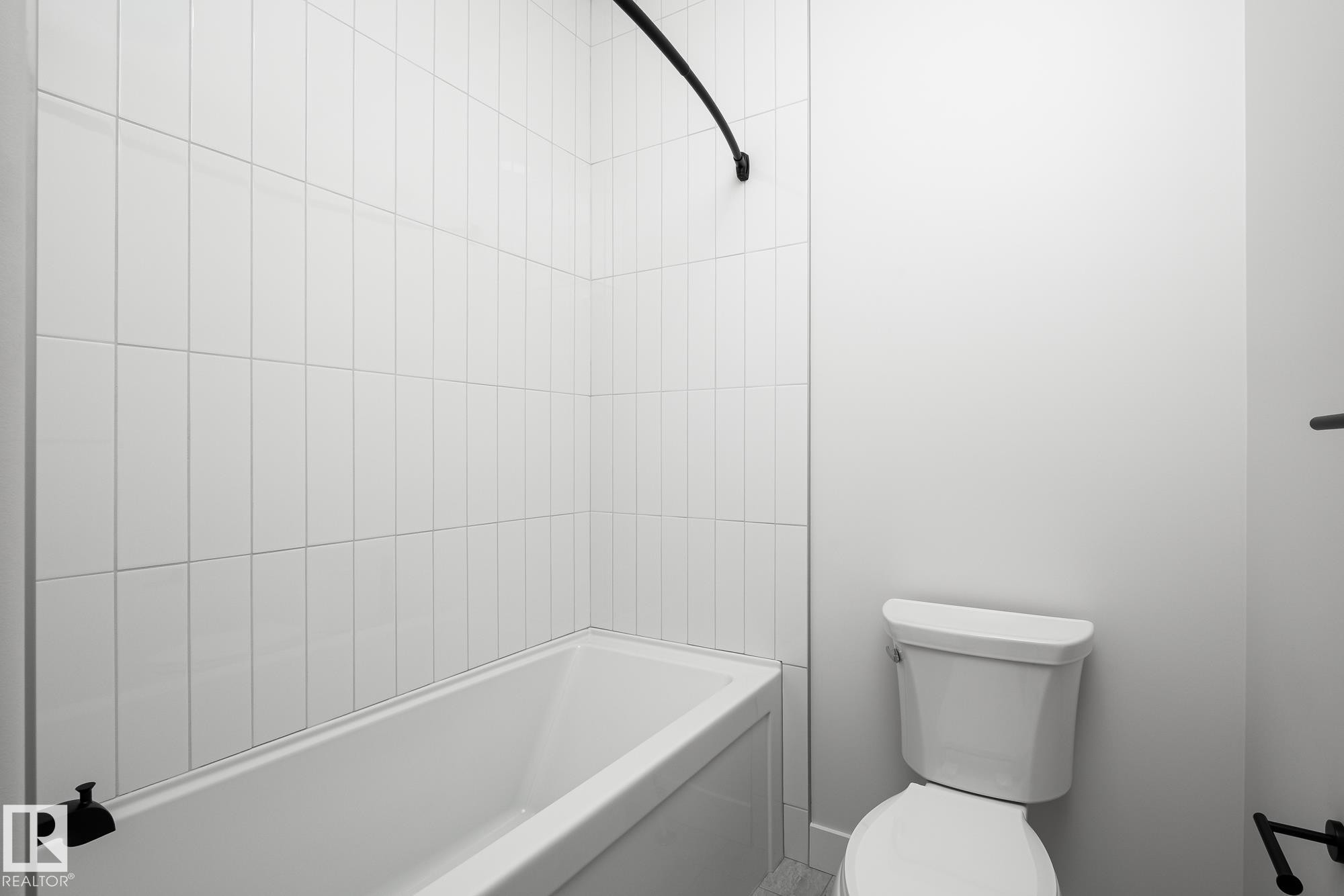 6884 Knox Loop Sw, Edmonton, AB - Indoor Photo Showing Bathroom