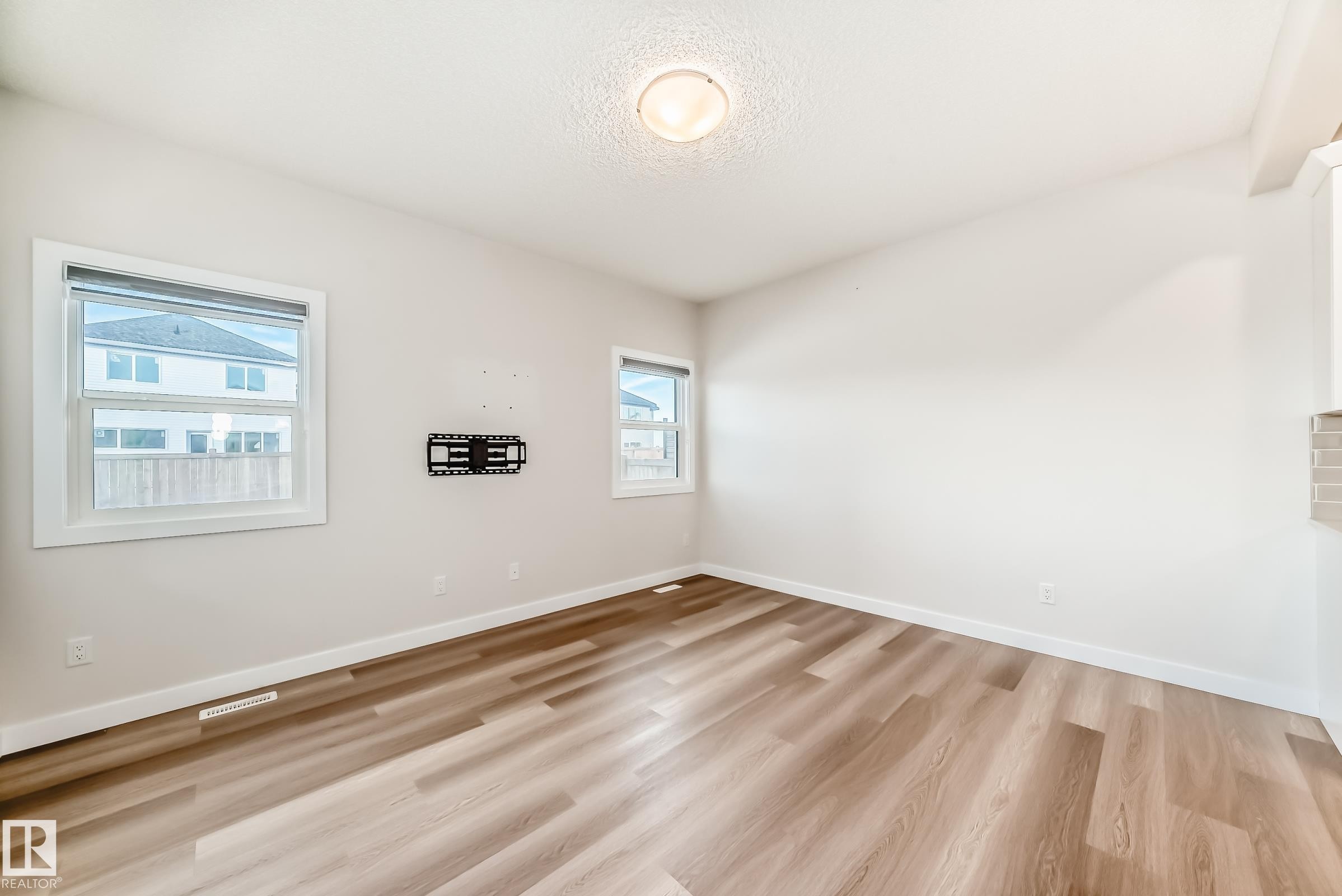 Empty room featuring light wood finished floors and baseboards - 17926 62A Street, Edmonton, AB - Indoor Photo Showing Other Room
