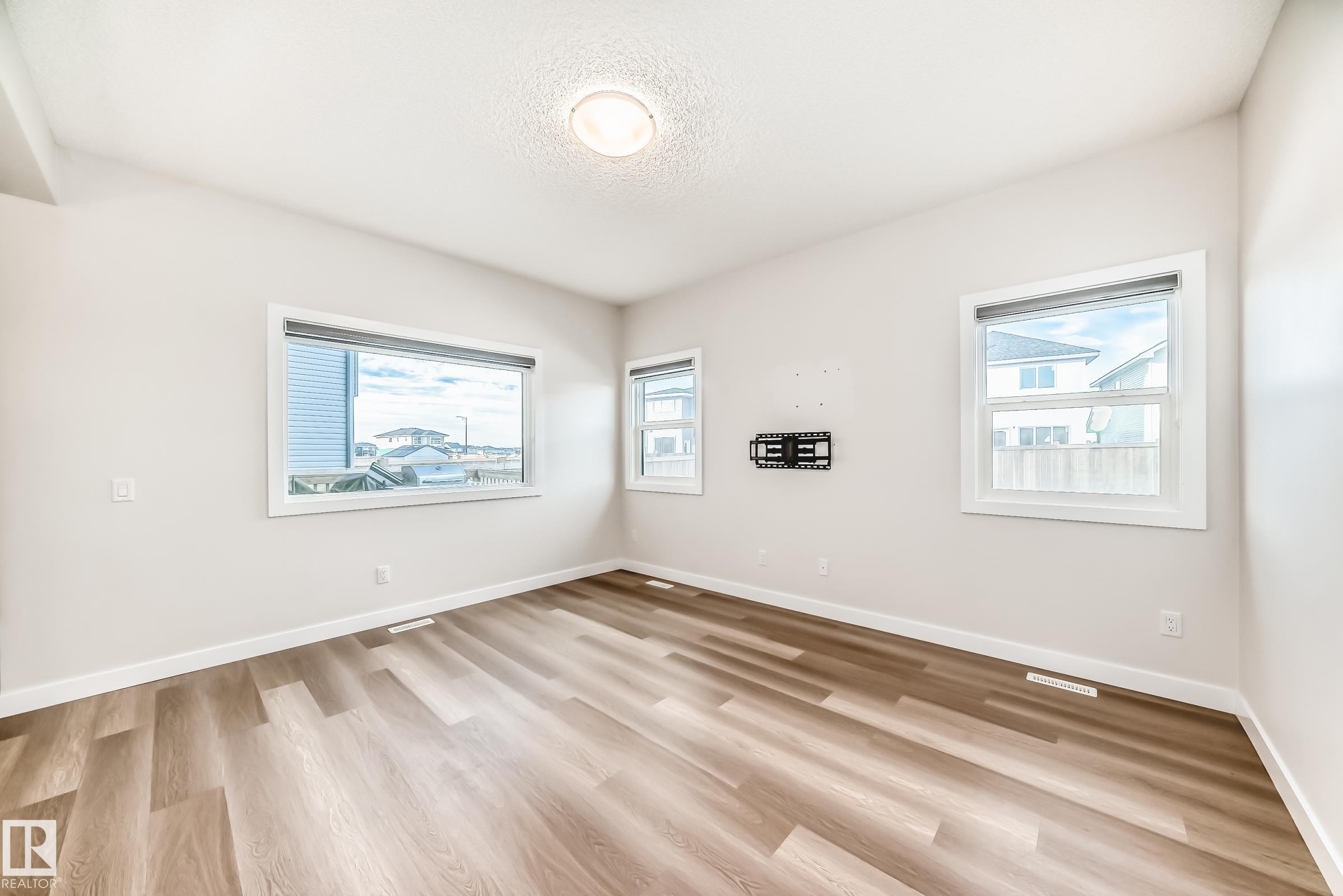 Empty room with baseboards and light wood-style floors - 17926 62A Street, Edmonton, AB - Indoor Photo Showing Other Room