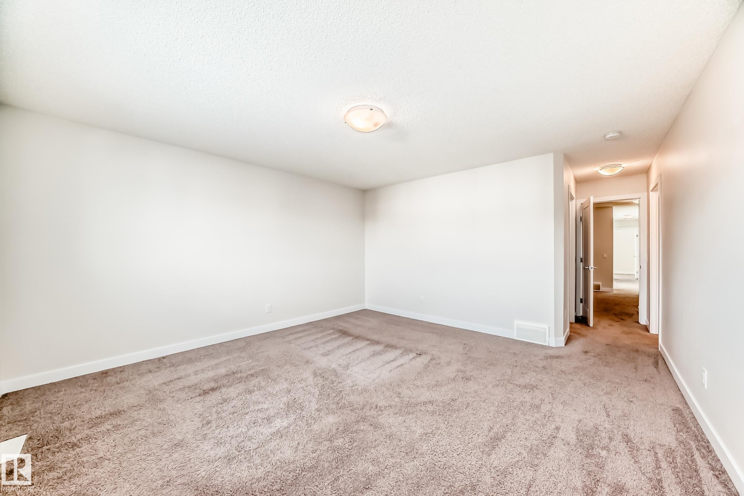 Unfurnished room featuring light colored carpet and baseboards - 17926 62A Street, Edmonton, AB - Indoor Photo Showing Other Room