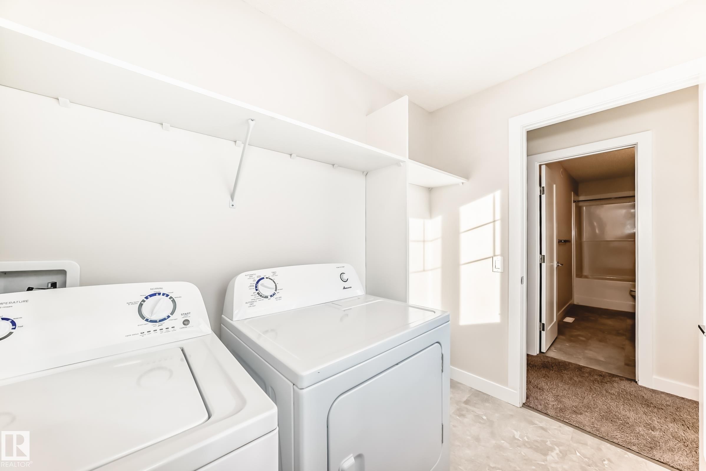 Laundry area featuring washing machine and dryer and baseboards - 17926 62A Street, Edmonton, AB - Indoor Photo Showing Laundry Room