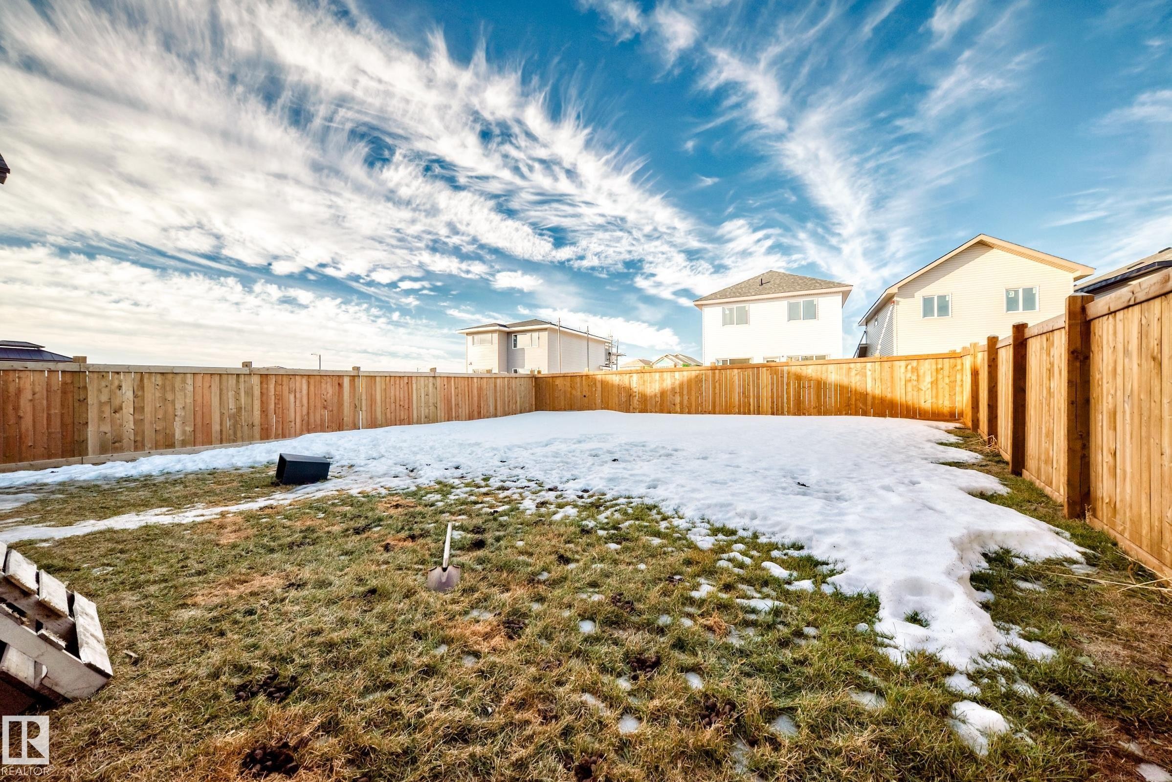 Snowy yard with a fenced backyard and a residential view - 17926 62A Street, Edmonton, AB - Outdoor