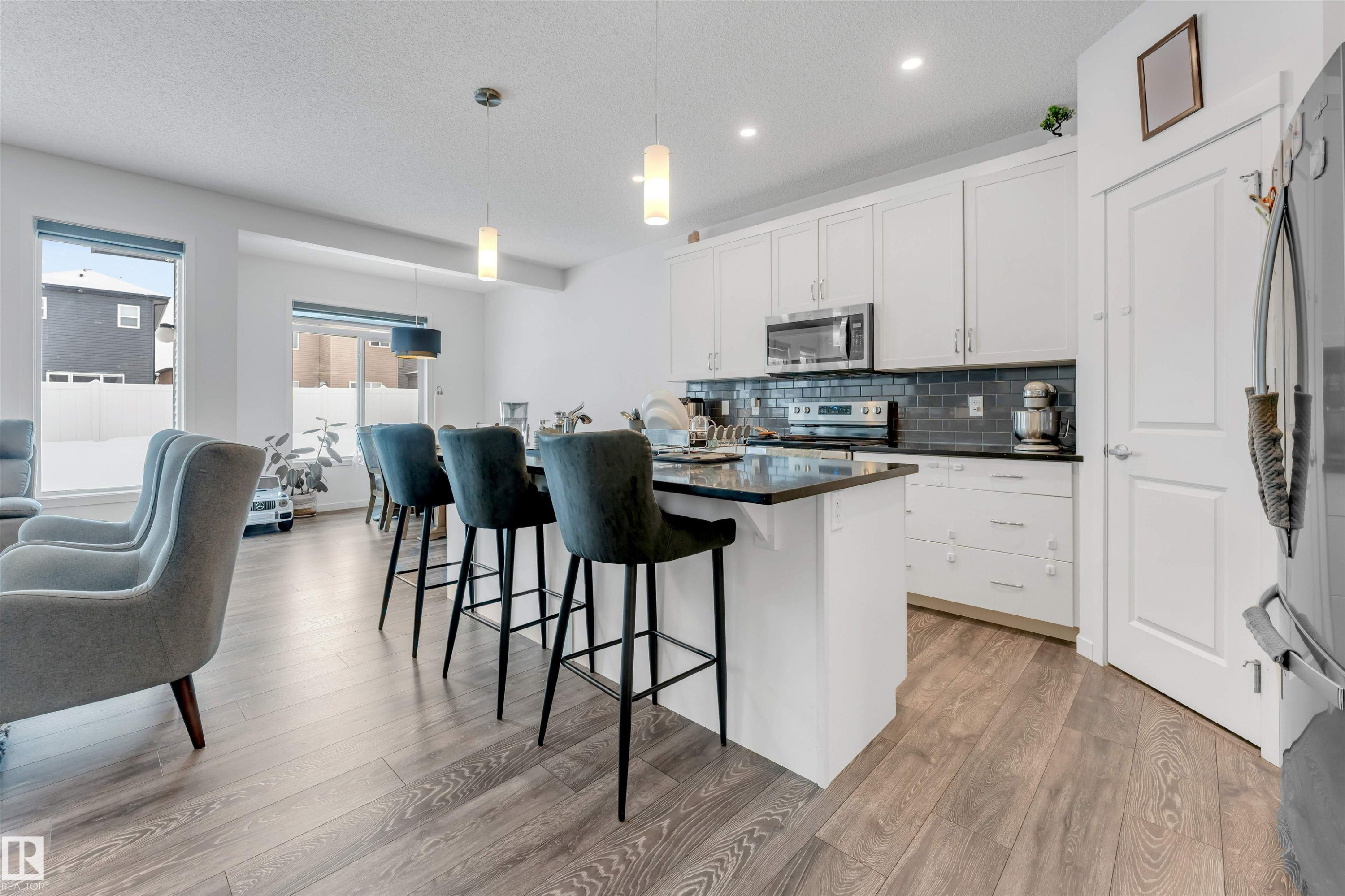 933 Mcconachie Boulevard, Edmonton, AB - Indoor Photo Showing Kitchen With Upgraded Kitchen