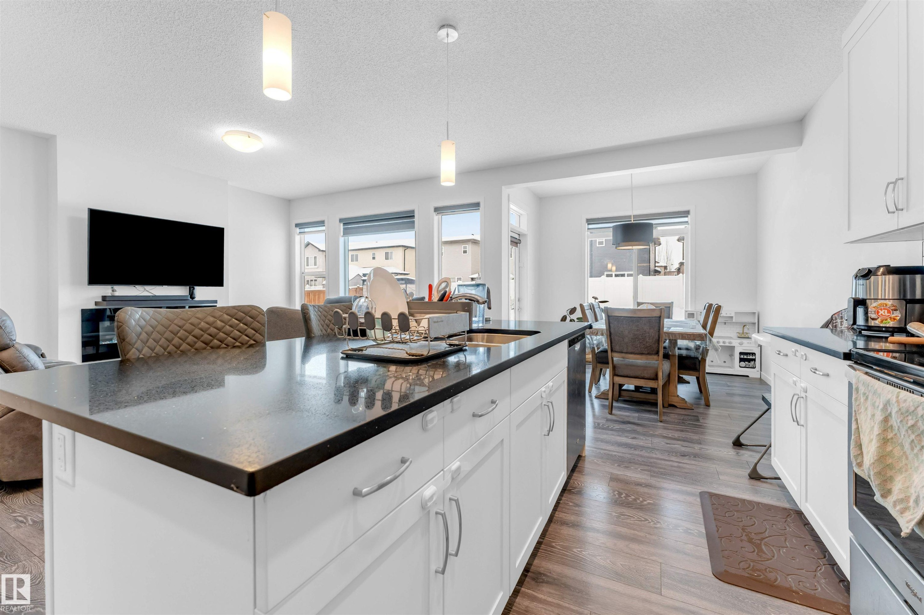 933 Mcconachie Boulevard, Edmonton, AB - Indoor Photo Showing Kitchen