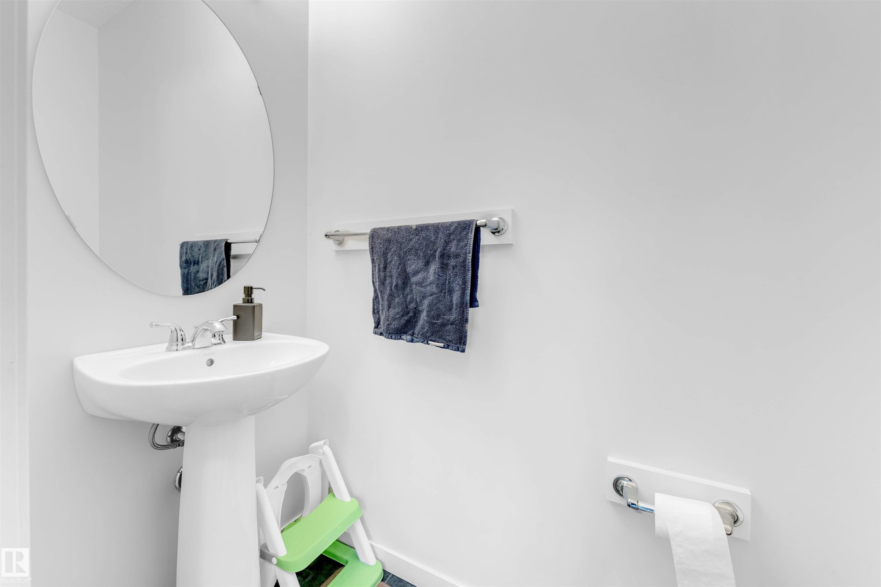 933 Mcconachie Boulevard, Edmonton, AB - Indoor Photo Showing Bathroom