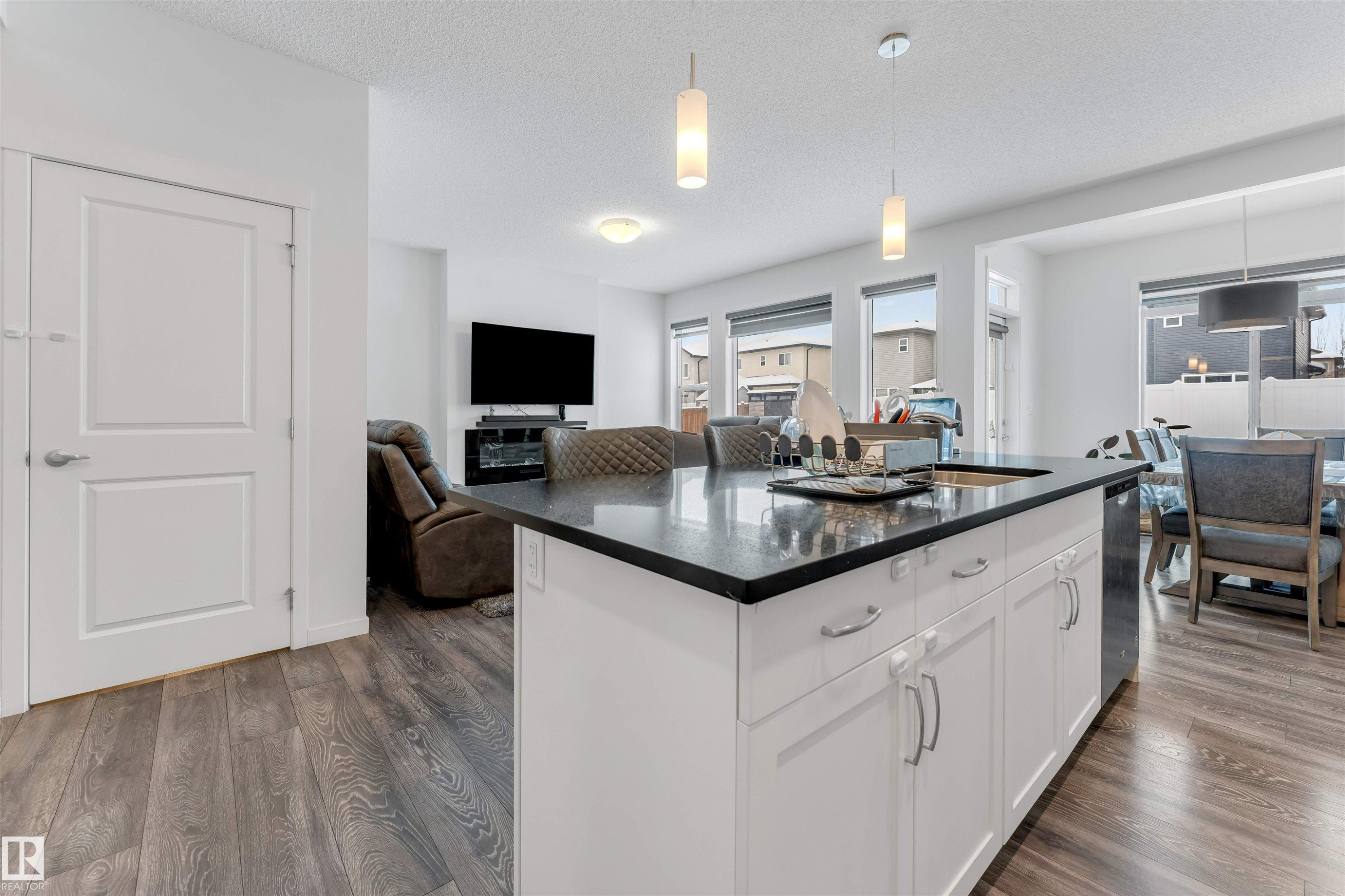 933 Mcconachie Boulevard, Edmonton, AB - Indoor Photo Showing Kitchen