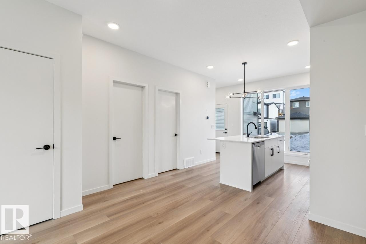 7460 Klapstein Crescent, Edmonton, AB - Indoor Photo Showing Kitchen