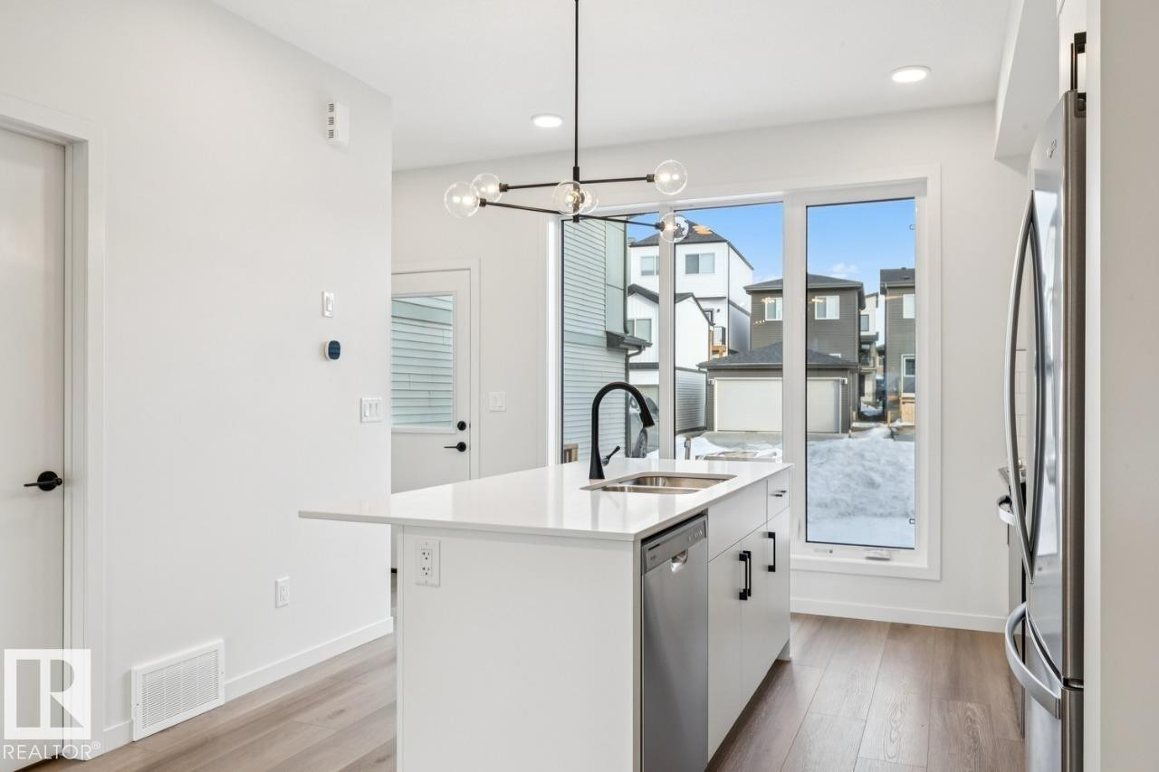 7460 Klapstein Crescent, Edmonton, AB - Indoor Photo Showing Kitchen With Upgraded Kitchen