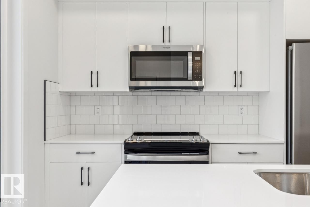 7460 Klapstein Crescent, Edmonton, AB - Indoor Photo Showing Kitchen With Upgraded Kitchen