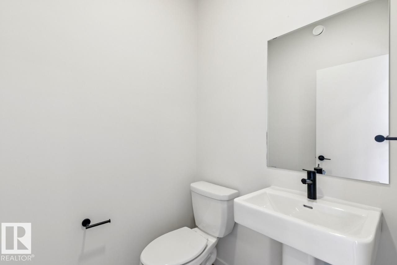 7460 Klapstein Crescent, Edmonton, AB - Indoor Photo Showing Bathroom