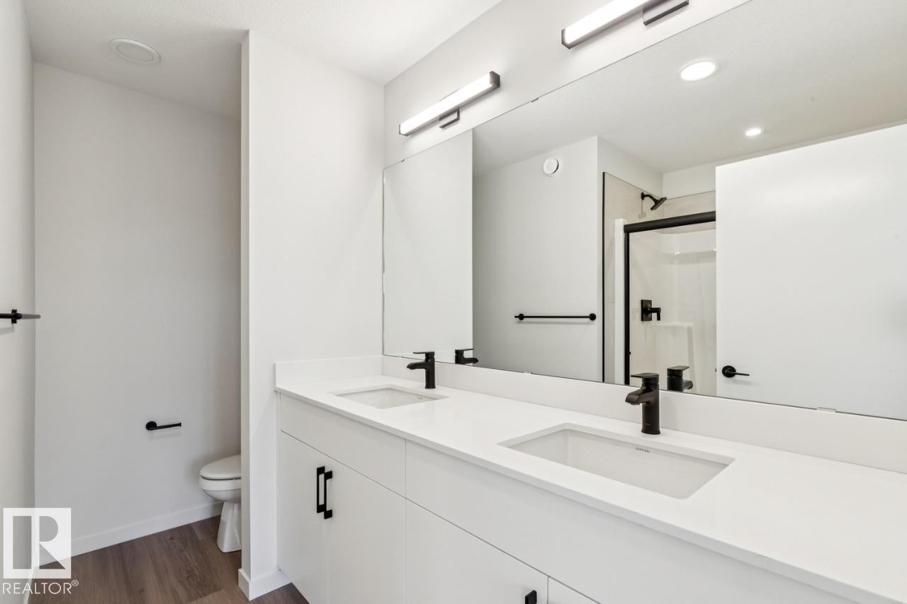 7460 Klapstein Crescent, Edmonton, AB - Indoor Photo Showing Bathroom