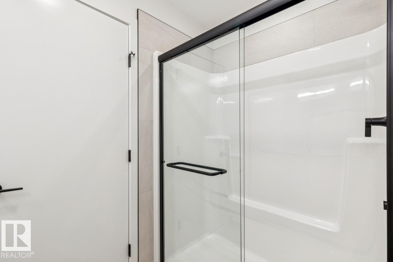 7460 Klapstein Crescent, Edmonton, AB - Indoor Photo Showing Bathroom