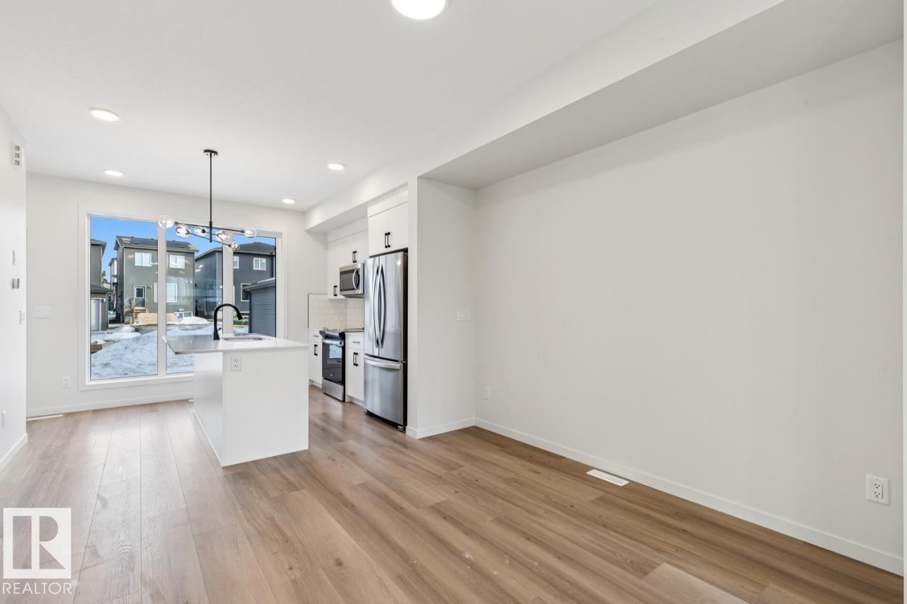 7460 Klapstein Crescent, Edmonton, AB - Indoor Photo Showing Kitchen