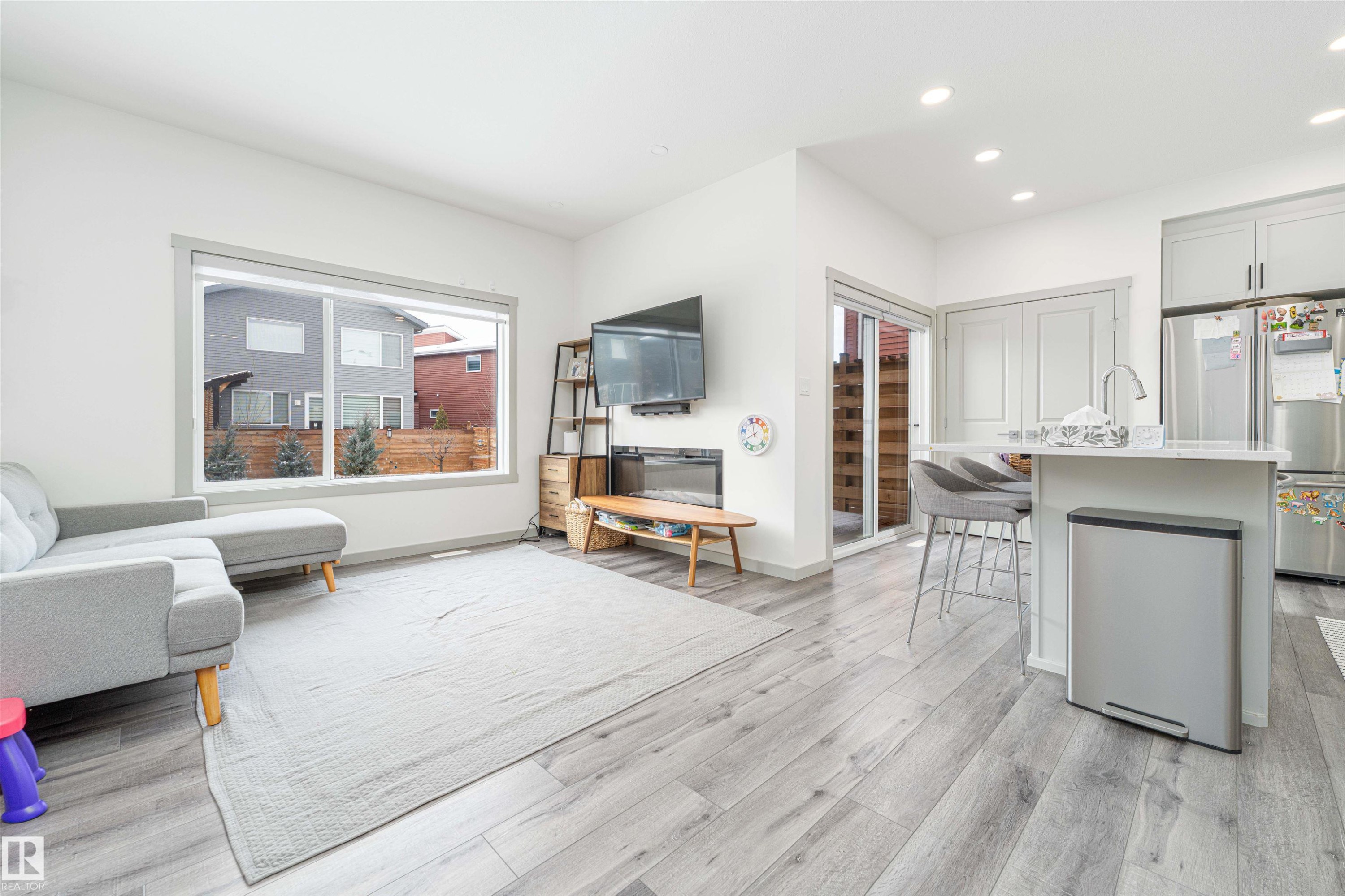 Living area with light wood finished floors and recessed lighting - 2330 Kelly Circle, Edmonton, AB - Indoor