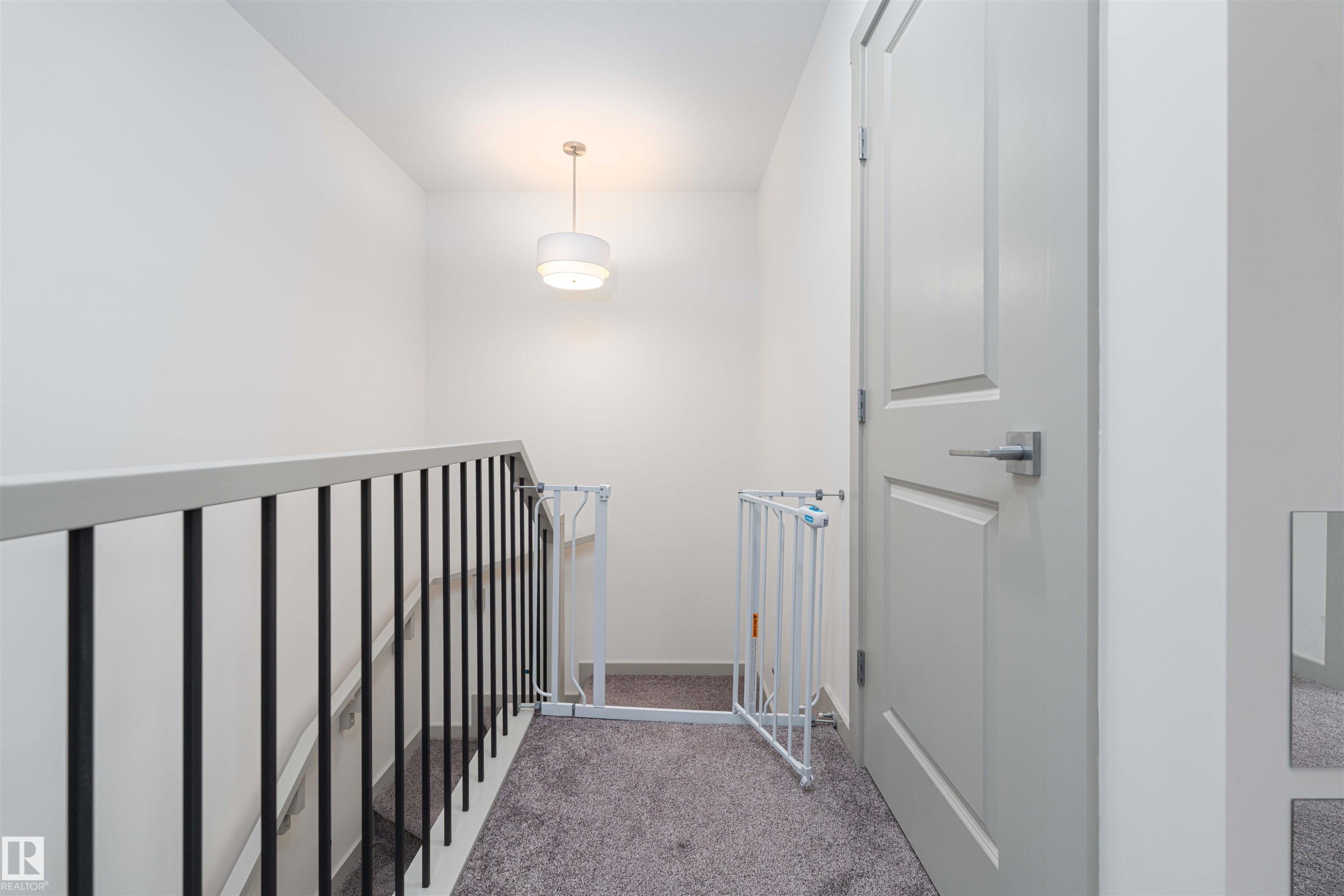 Hallway with light carpet and baseboards - 2330 Kelly Circle, Edmonton, AB - Indoor Photo Showing Other Room