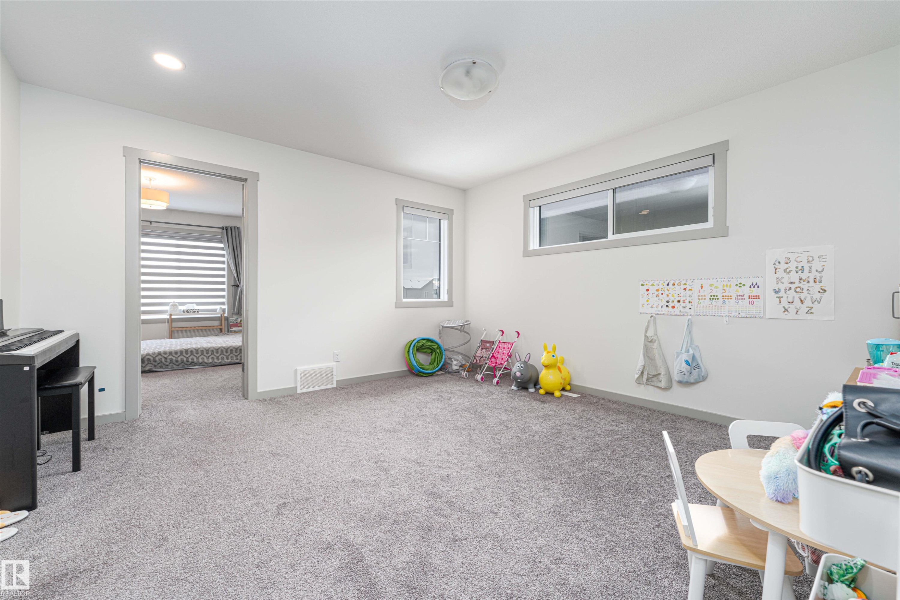 Game room featuring light carpet and baseboards - 2330 Kelly Circle, Edmonton, AB - Indoor