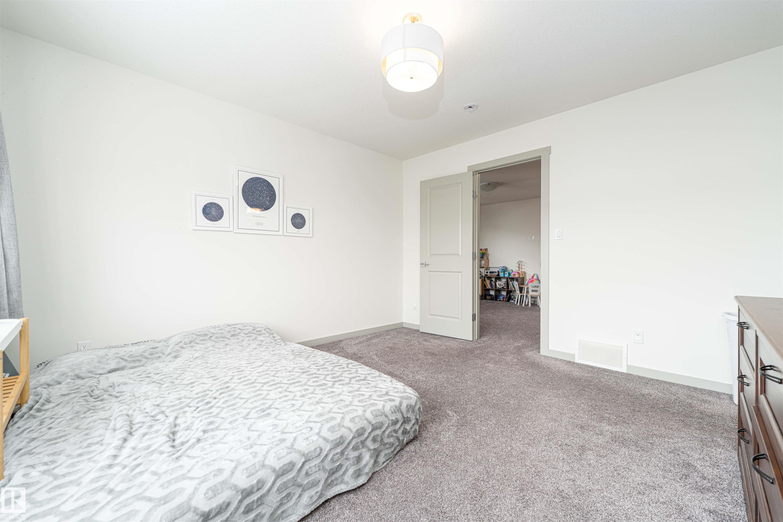 Bedroom with light carpet and baseboards - 2330 Kelly Circle, Edmonton, AB - Indoor Photo Showing Bedroom