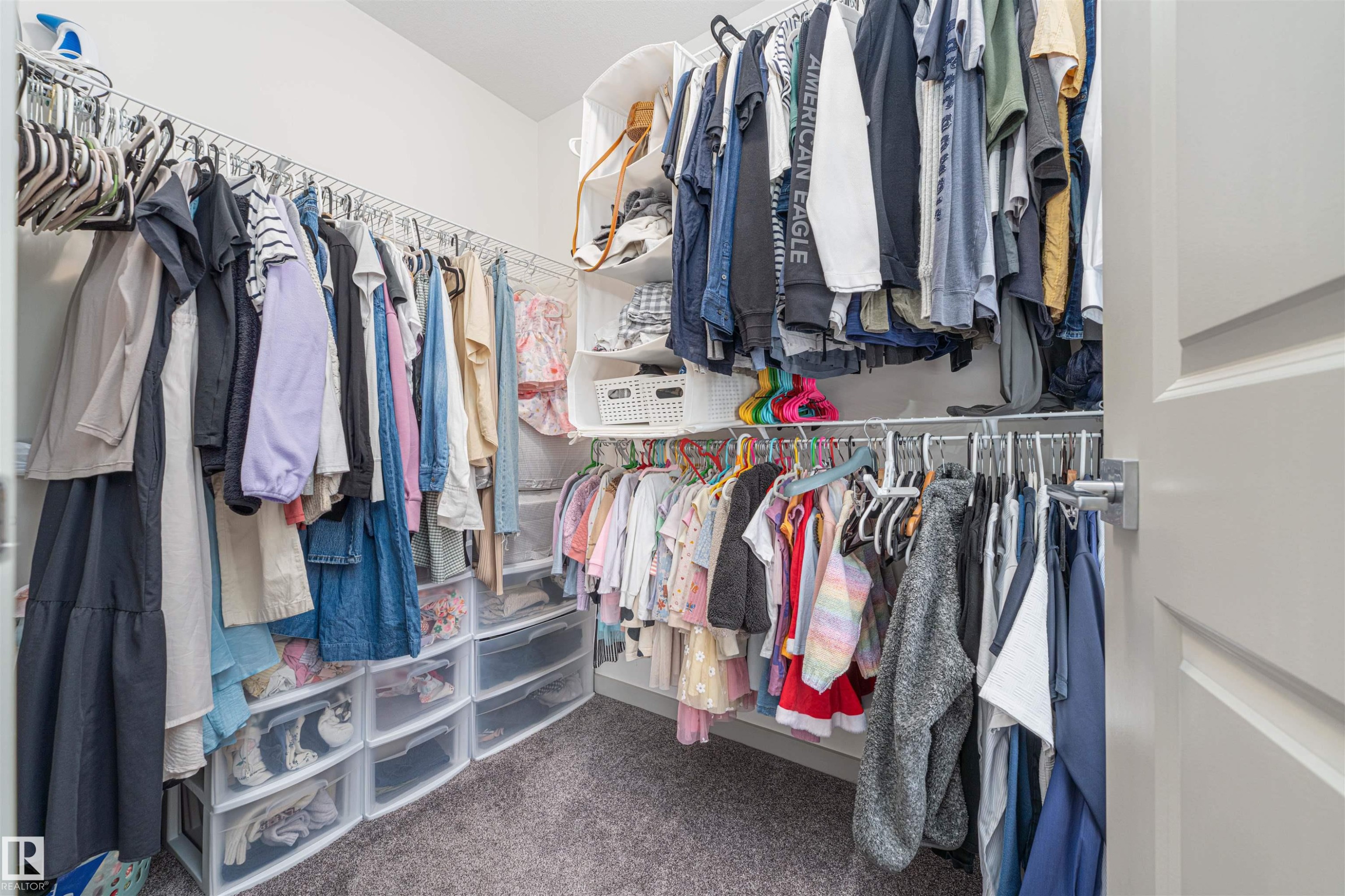Walk in closet featuring dark colored carpet - 2330 Kelly Circle, Edmonton, AB - Indoor With Storage