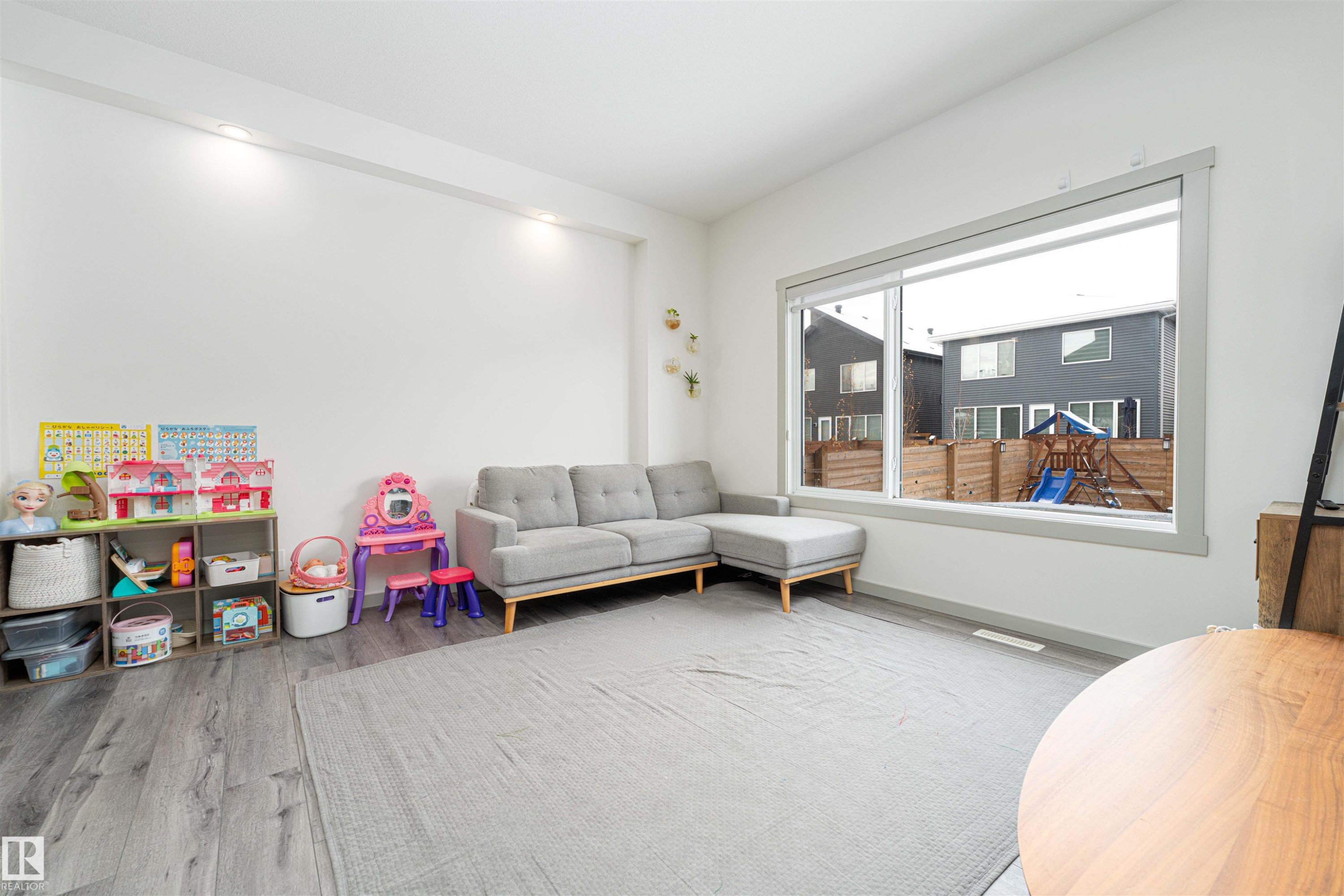 Living area with wood finished floors - 2330 Kelly Circle, Edmonton, AB - Indoor