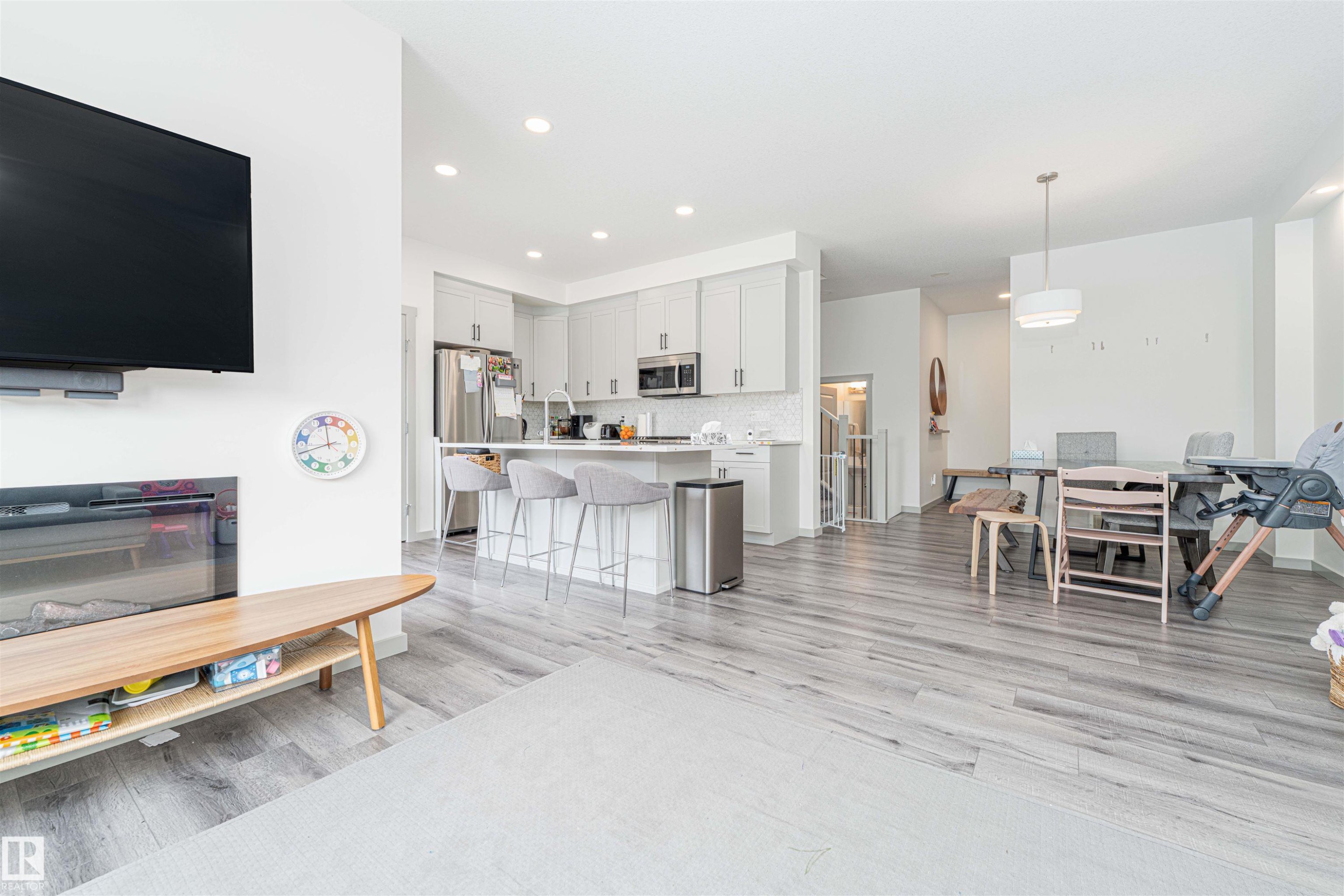 Living area featuring light wood-style floors and recessed lighting - 2330 Kelly Circle, Edmonton, AB - Indoor