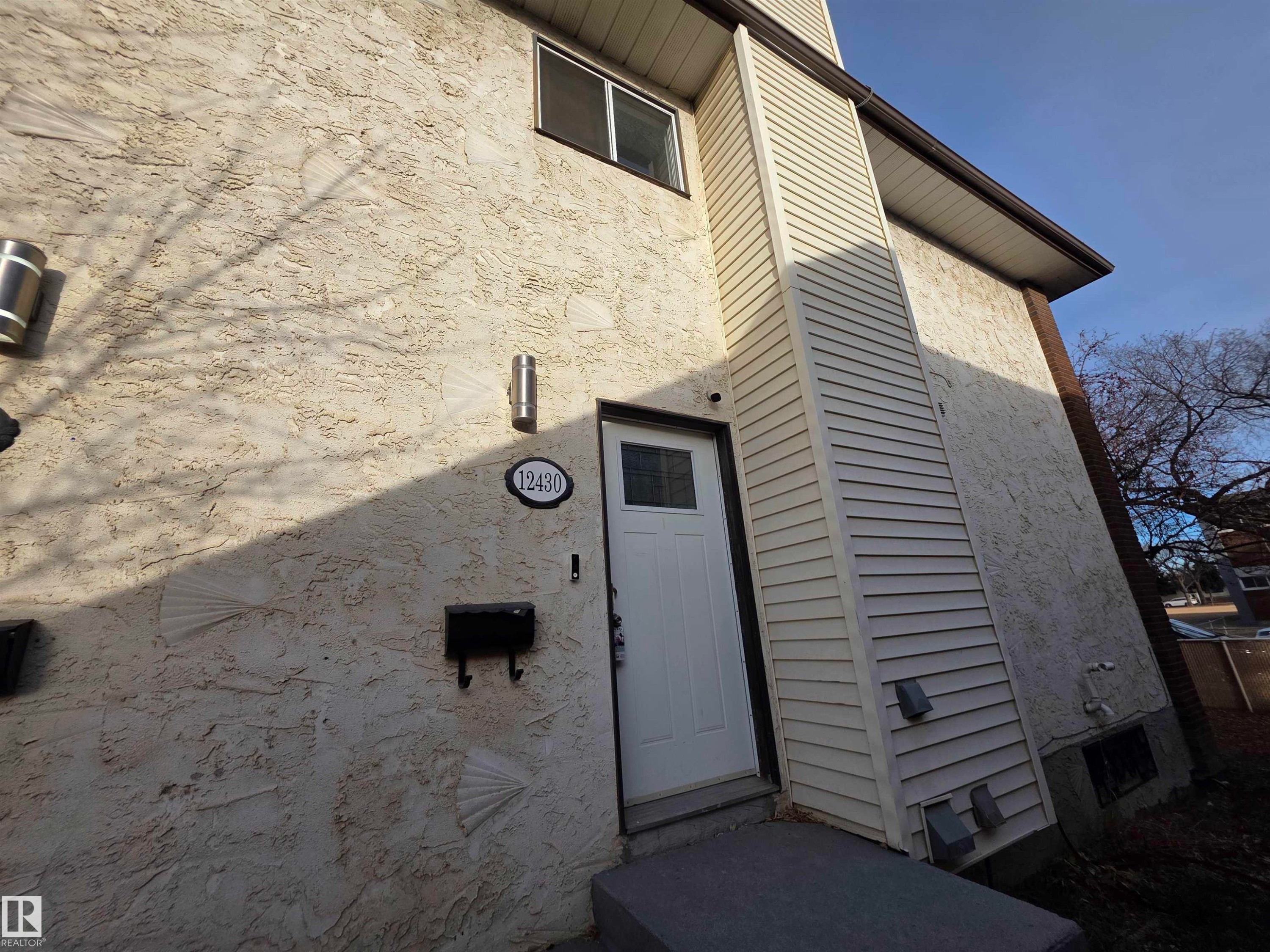 Doorway to property featuring stucco siding - Edmonton, AB - Outdoor