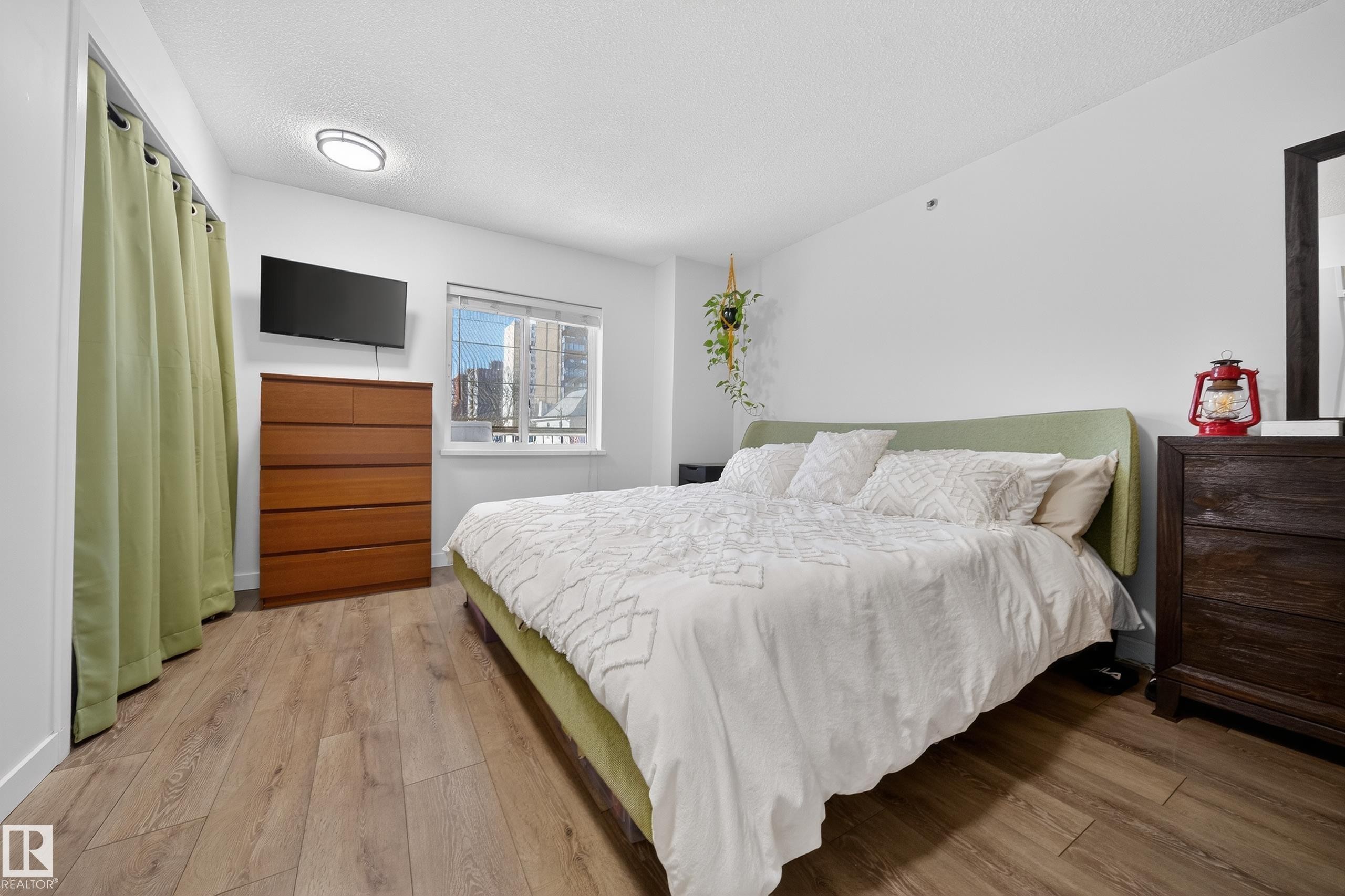 205 10130 114 Street, Edmonton, AB - Indoor Photo Showing Bedroom