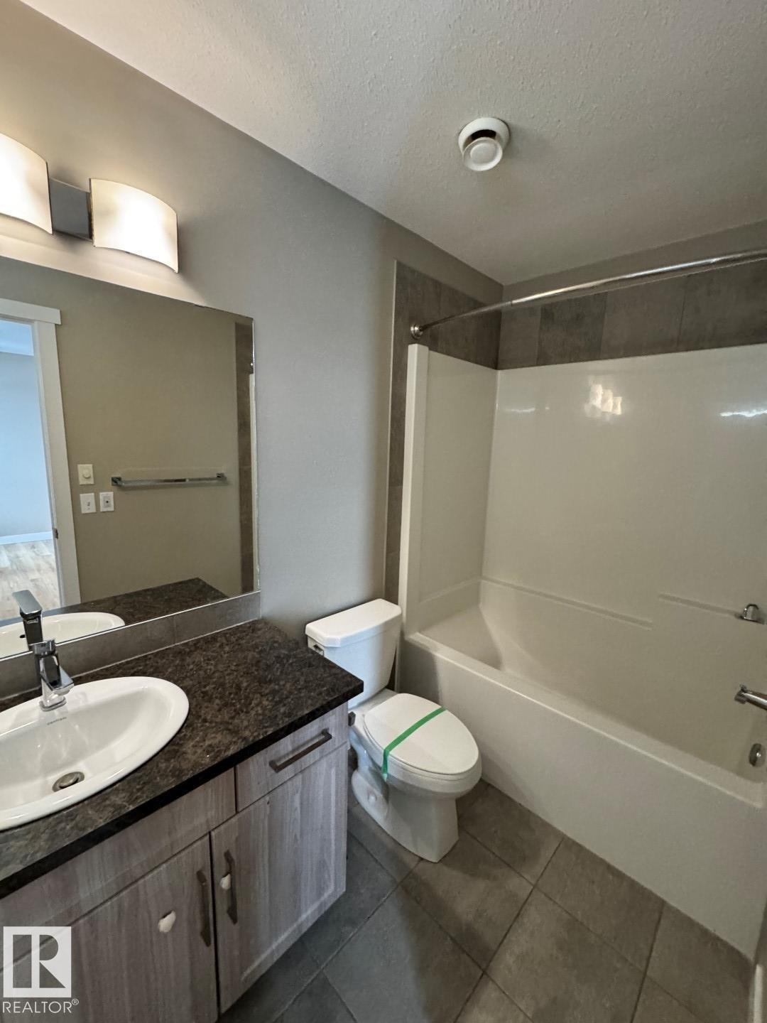 22724 97 Avenue, Edmonton, AB - Indoor Photo Showing Bathroom