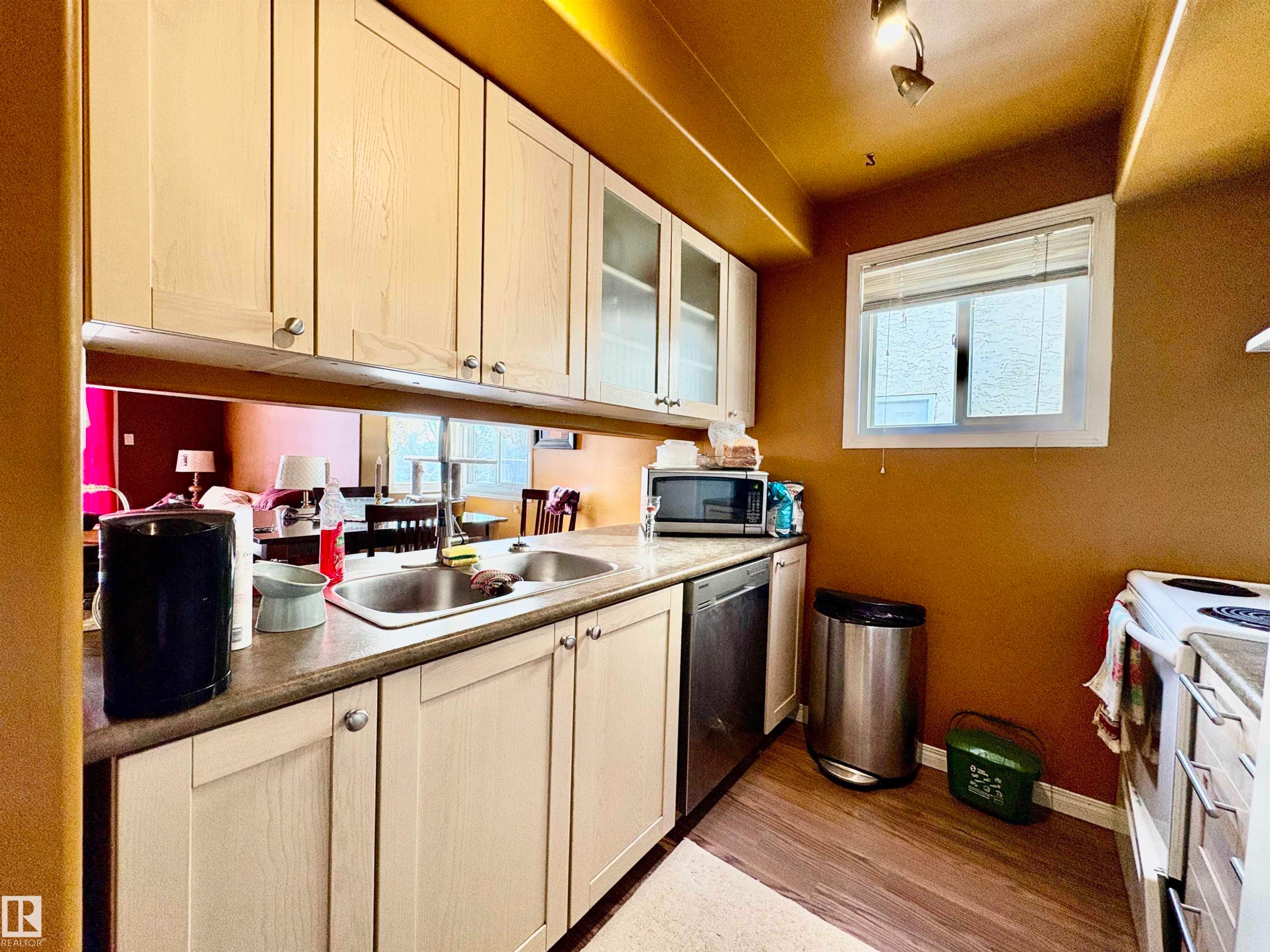 161 Lancaster Terrace, Edmonton, AB - Indoor Photo Showing Kitchen With Double Sink