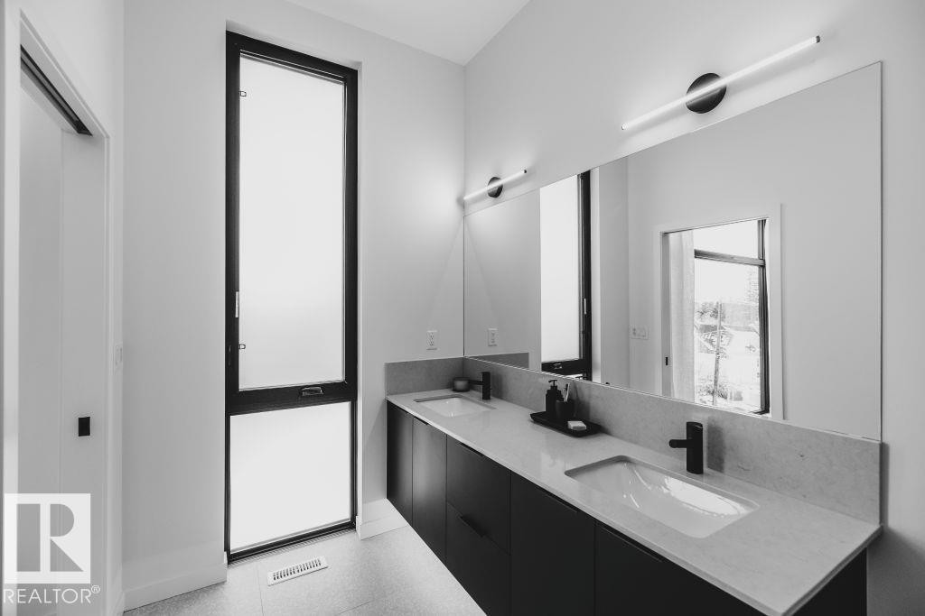 4 10327 Wadhurst Road, Edmonton, AB - Indoor Photo Showing Bathroom