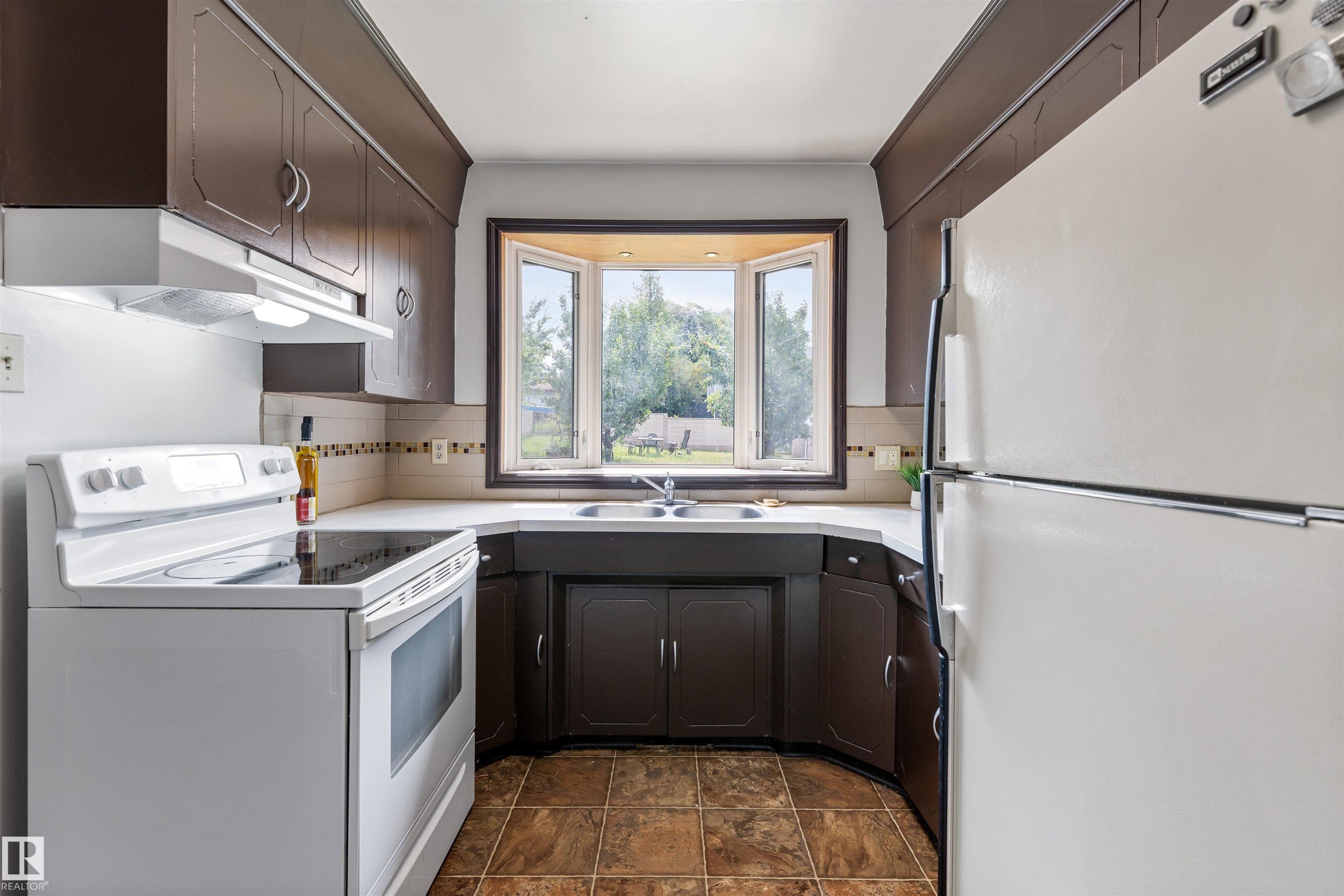 52 Belmont Drive, St. Albert, AB - Indoor Photo Showing Kitchen With Double Sink