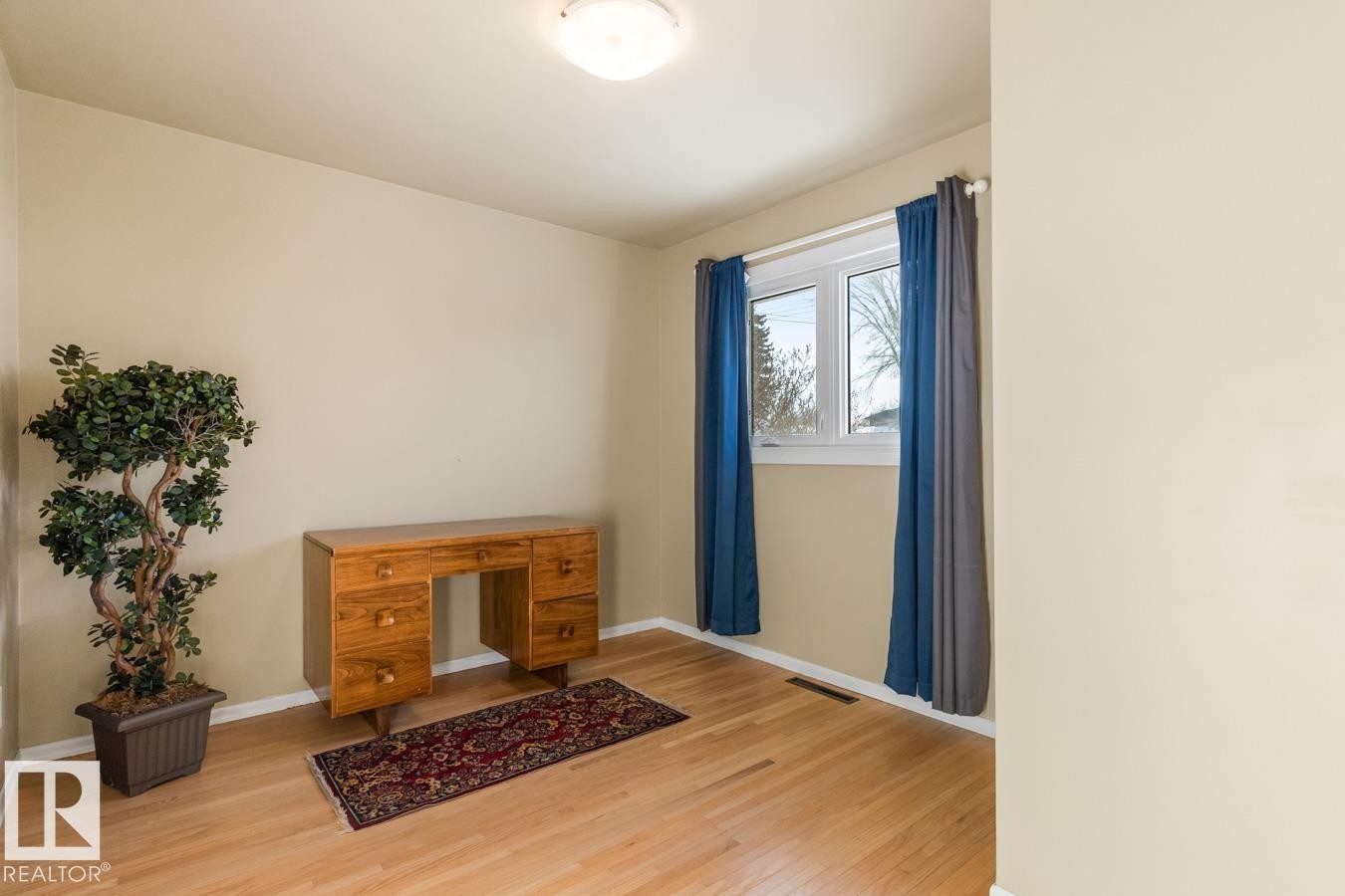 Second Bedroom with South Facing Window overlooking backyard. - 8707 Strathearn Drive, Edmonton, AB - Indoor Photo Showing Other Room
