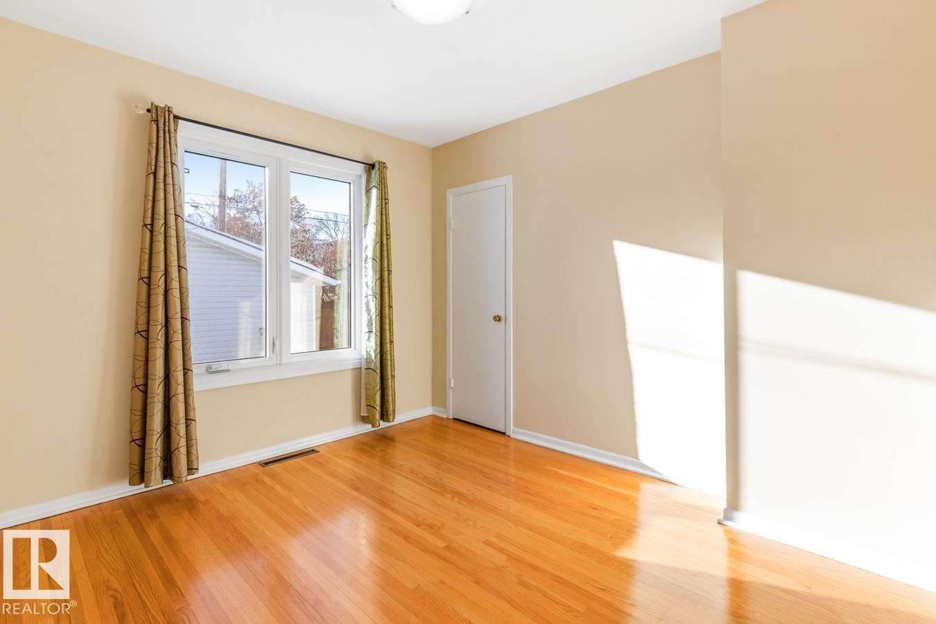 Third Bedroom with South Facing Window overlooking backyard. - 8707 Strathearn Drive, Edmonton, AB - Indoor Photo Showing Other Room