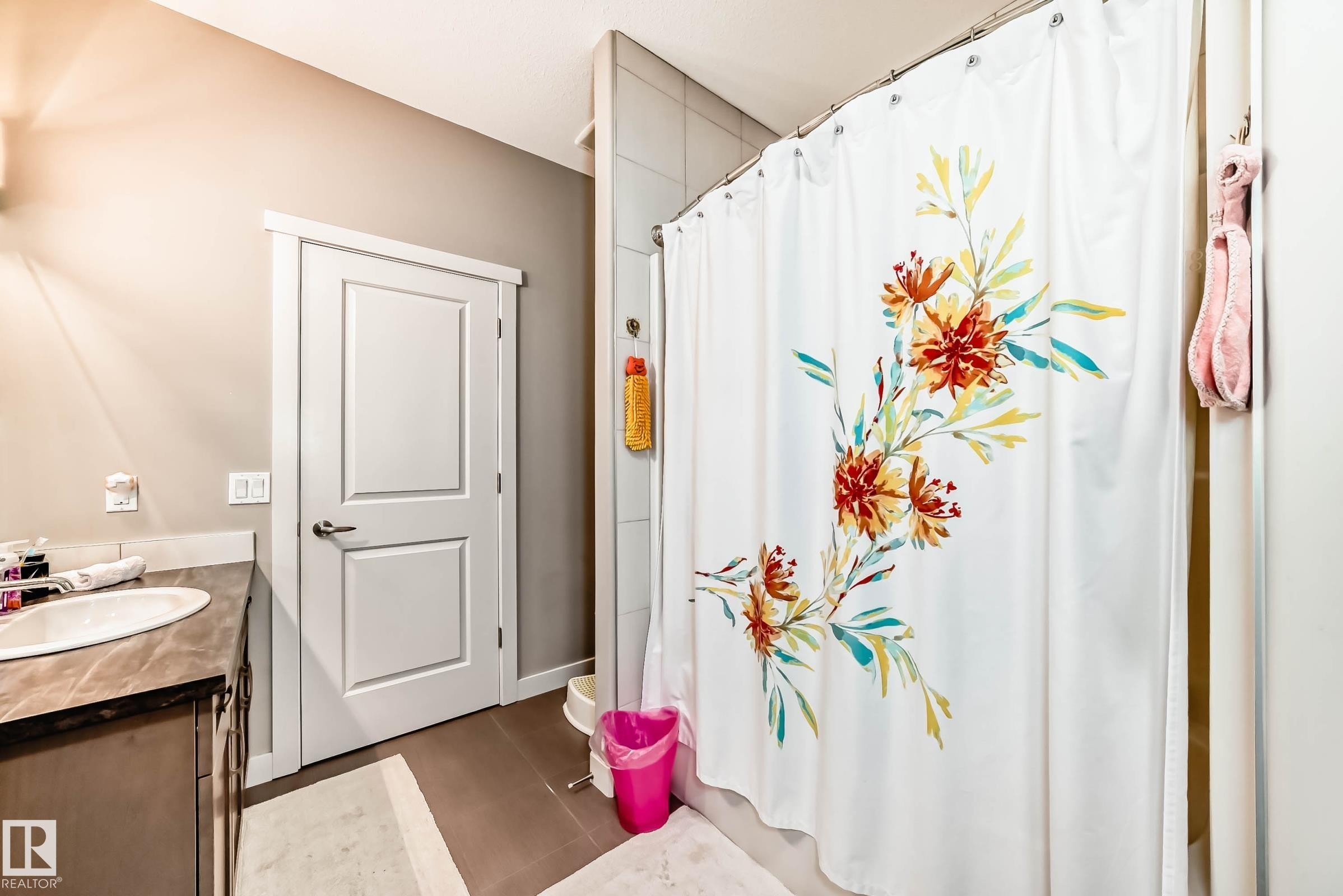 Full bathroom featuring vanity and shower / tub combo - 7719 Getty Wynd, Edmonton, AB - Indoor Photo Showing Bathroom