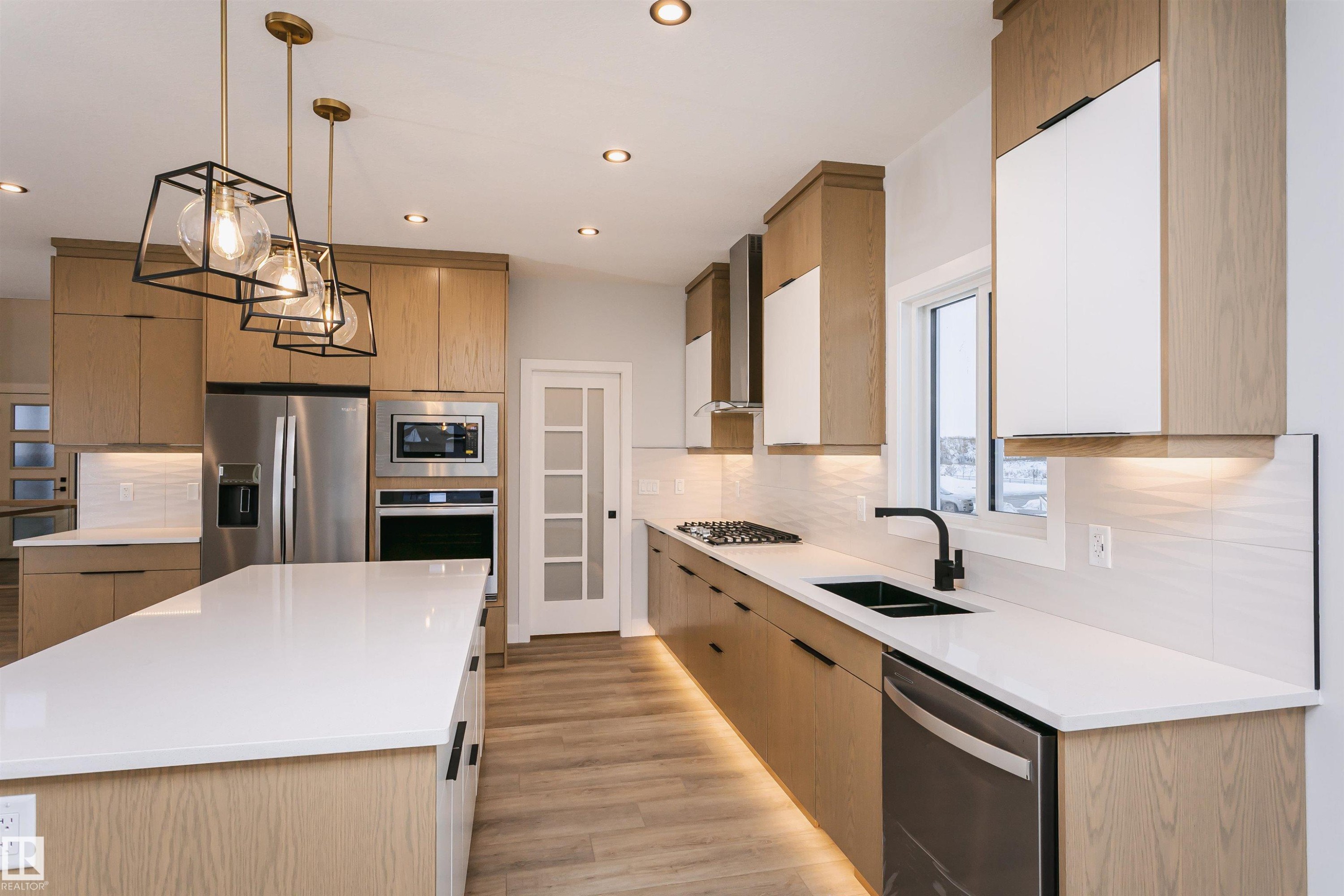 162 Edgewater Circle, Leduc, AB - Indoor Photo Showing Kitchen With Stainless Steel Kitchen With Double Sink With Upgraded Kitchen