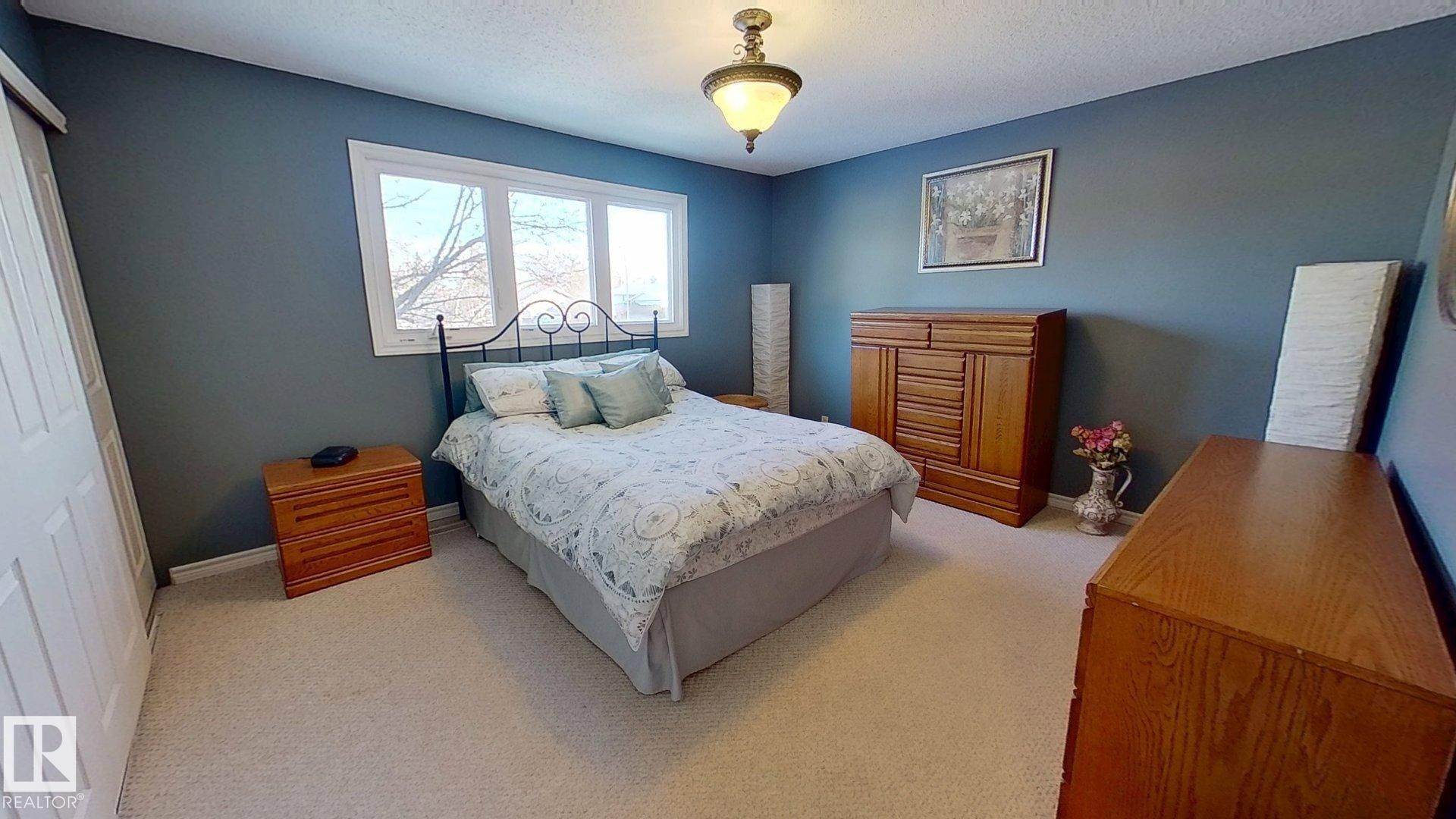 7515 10 Avenue, Edmonton, AB - Indoor Photo Showing Bedroom